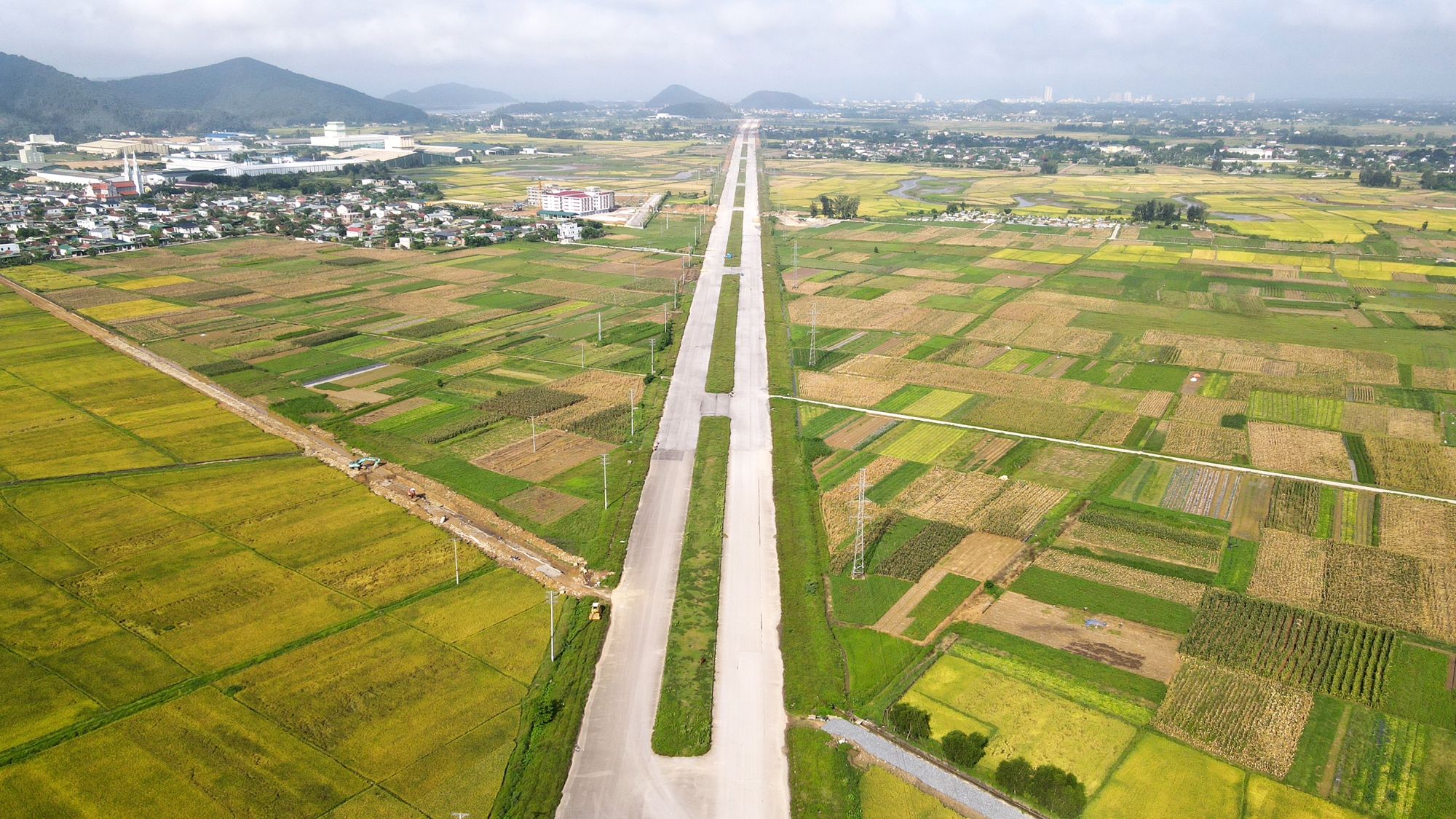 Phơi lưng đội nắng, chạy nước r&uacute;t tr&ecirc;n dự &aacute;n đường 740 tỷ đồng ở Nghệ An- Ảnh 1.