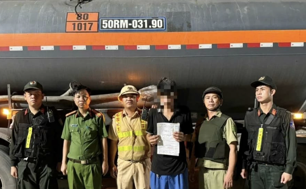 Ph&aacute;t hiện t&agrave;i xế xe đầu k&eacute;o chở bồn axit dương t&iacute;nh với ma t&uacute;y- Ảnh 1.