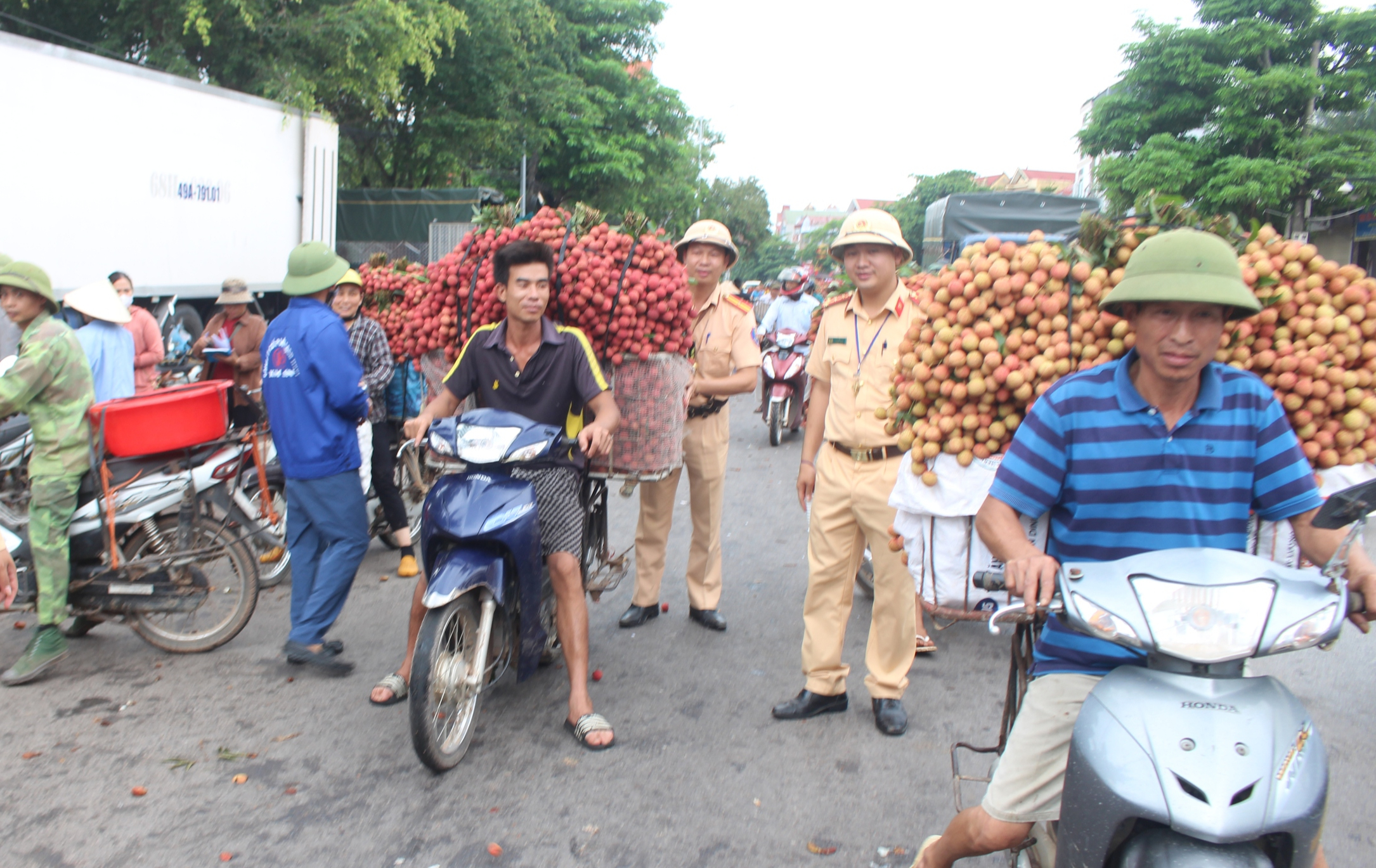 CSGT Bắc Giang căng m&igrave;nh bảo đảm an to&agrave;n giao th&ocirc;ng, hỗ trợ người d&acirc;n ti&ecirc;u thụ vải thiều- Ảnh 1.