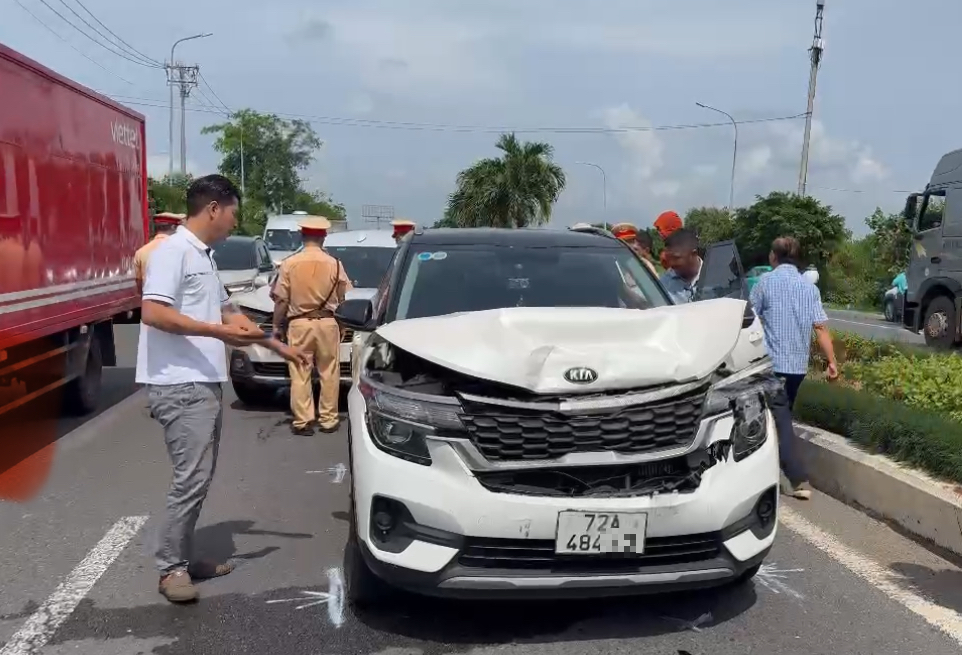 Va chạm li&ecirc;n ho&agrave;n 6 &ocirc; t&ocirc; tr&ecirc;n quốc lộ 51 qua TP Vũng T&agrave;u, giao th&ocirc;ng &ugrave;n tắc- Ảnh 1.