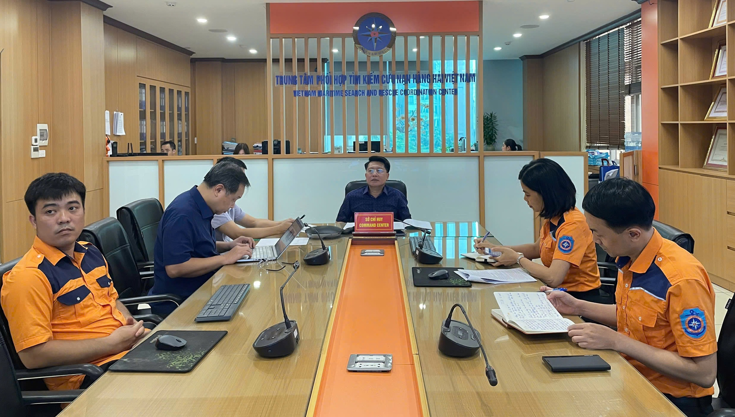 11 ngư d&acirc;n t&agrave;u c&aacute; Quảng Ninh bị ch&igrave;m tr&ecirc;n biển tho&aacute;t chết trong gang tấc- Ảnh 2.