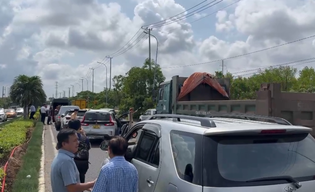 Va chạm li&ecirc;n ho&agrave;n 6 &ocirc; t&ocirc; tr&ecirc;n quốc lộ 51 qua TP Vũng T&agrave;u, giao th&ocirc;ng &ugrave;n tắc- Ảnh 2.