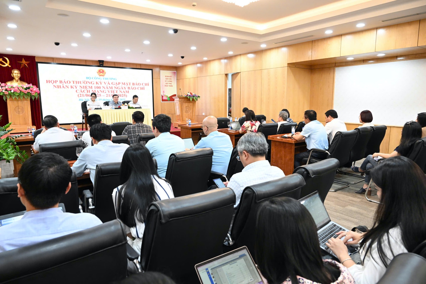 Hơn 5.500 cửa h&agrave;ng đ&oacute;ng cửa đồng loạt: Bộ C&ocirc;ng thương n&oacute;i g&igrave;?- Ảnh 2.