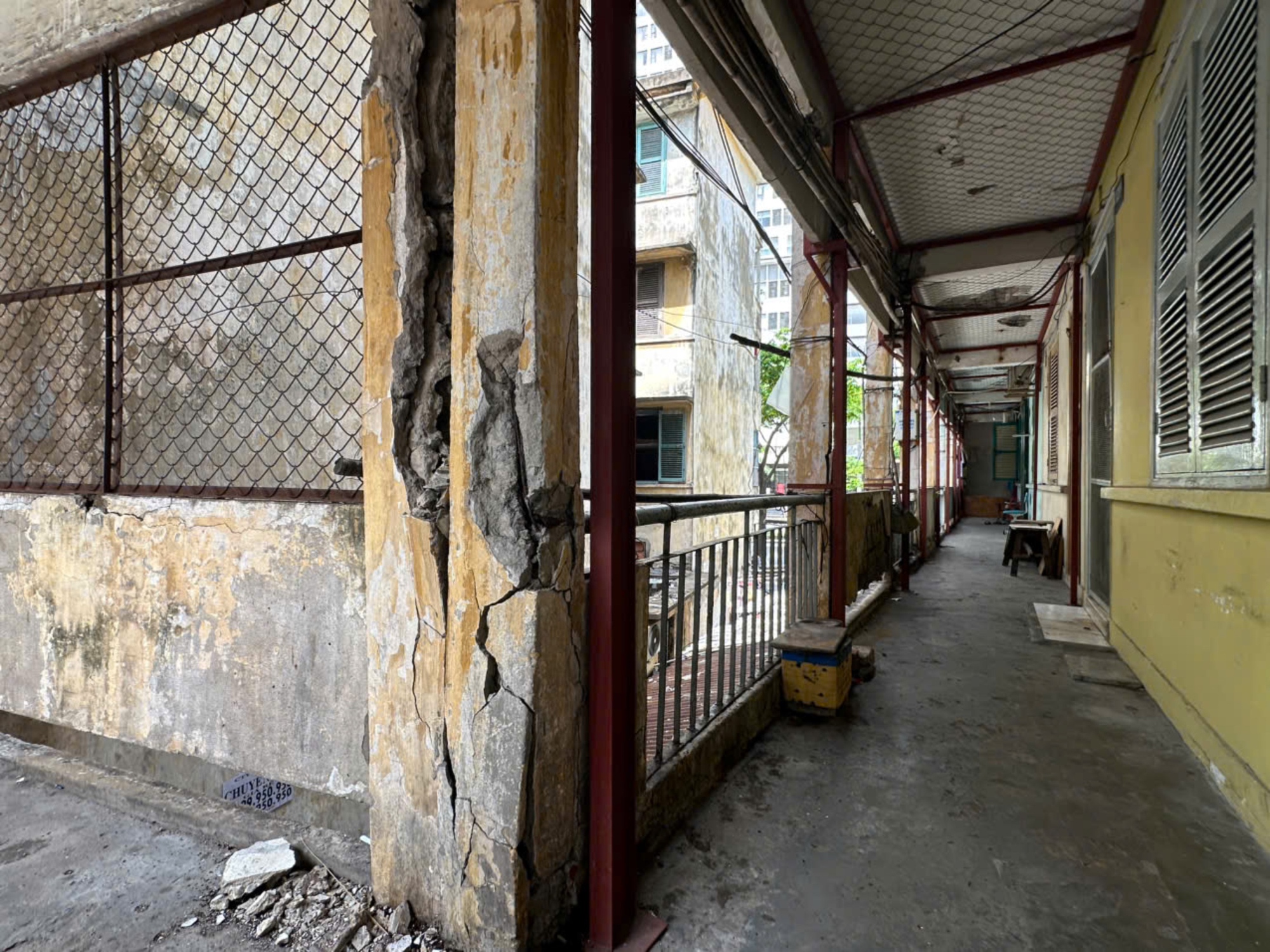 TP.HCM: Bất an sống trong chung cư Vĩnh Hội... chờ sập!- Ảnh 3. TP.HCM: Bất an sống trong chung cư Vĩnh Hội... chờ sập!- Ảnh 3.