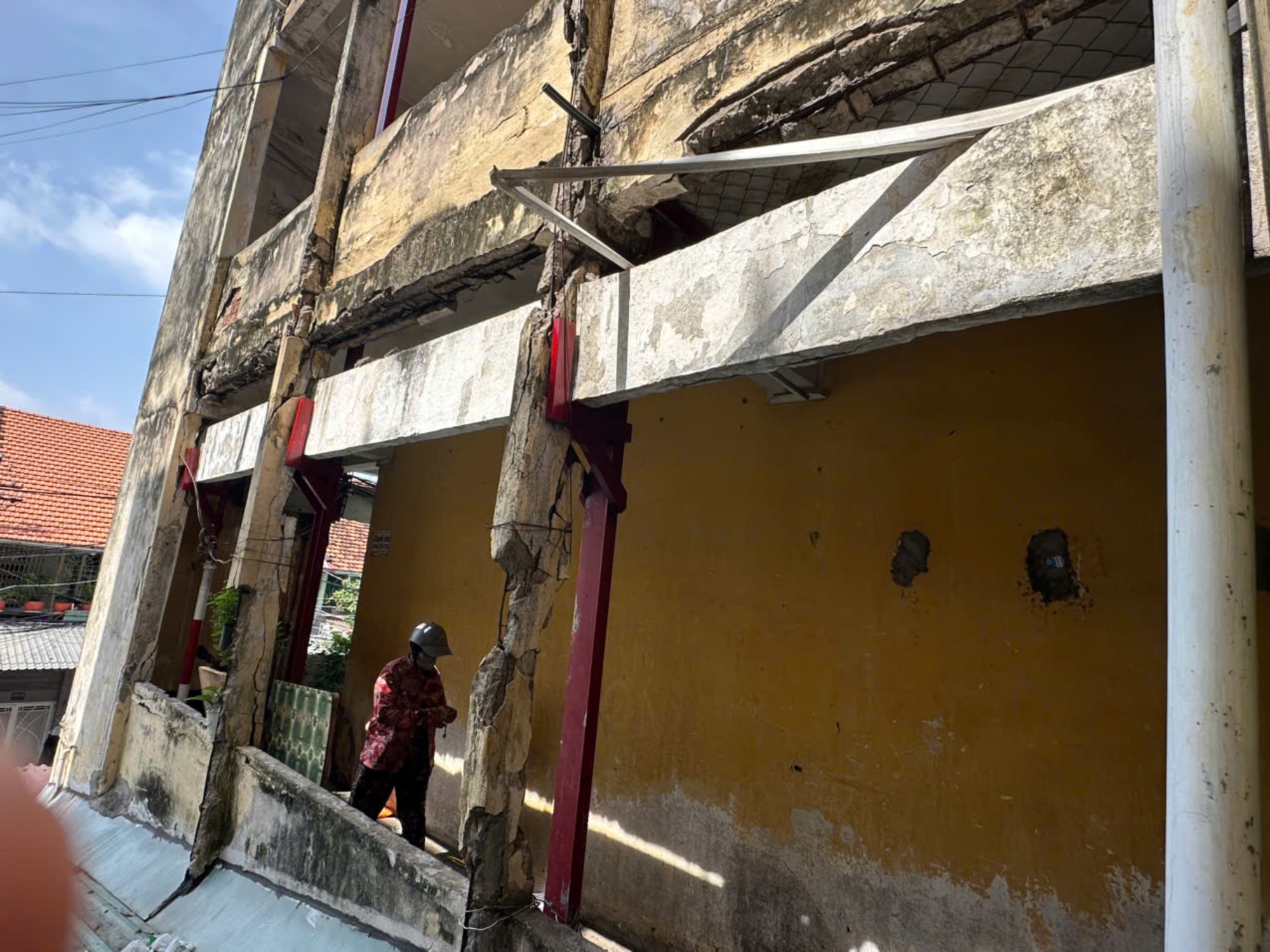 TP.HCM: Bất an sống trong chung cư Vĩnh Hội... chờ sập!- Ảnh 4. TP.HCM: Bất an sống trong chung cư Vĩnh Hội... chờ sập!- Ảnh 4.