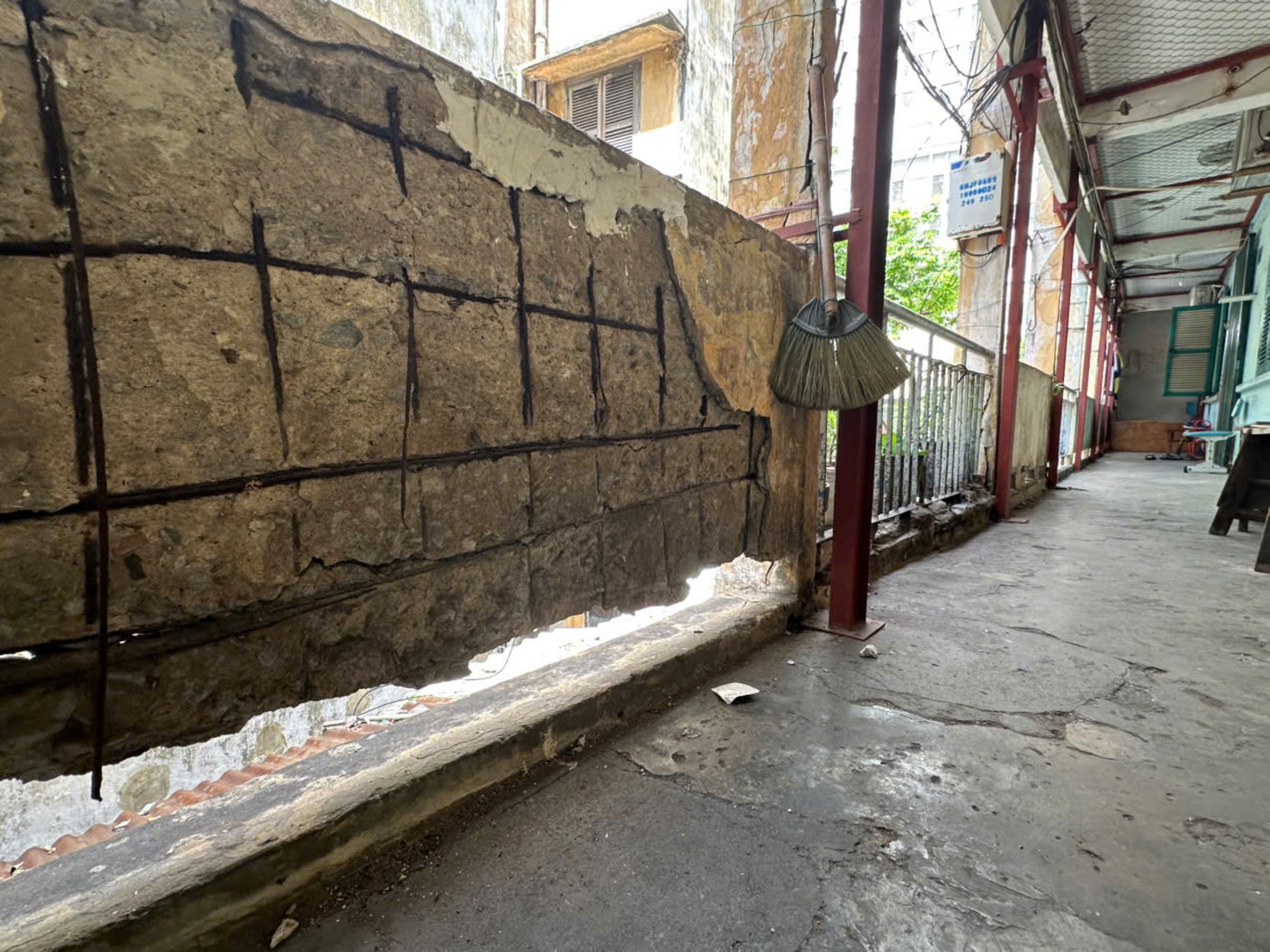 TP.HCM: Bất an sống trong chung cư Vĩnh Hội... chờ sập!- Ảnh 5. TP.HCM: Bất an sống trong chung cư Vĩnh Hội... chờ sập!- Ảnh 5.