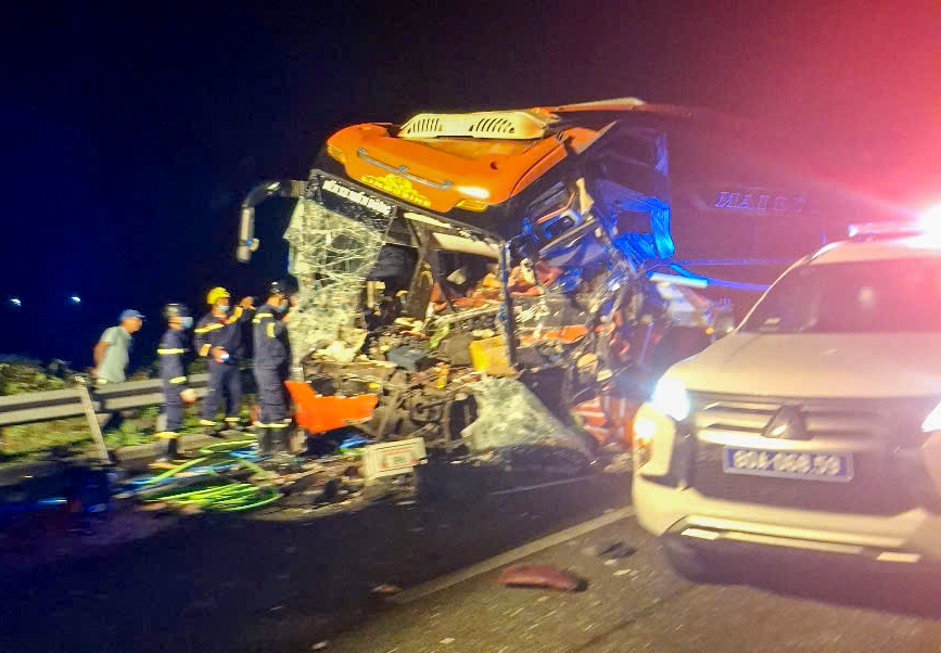 Xe khách va chạm xe đầu kéo trên cao tốc Đà Nẵng - Quảng Ngãi, 2 người tử vong- Ảnh 1. Xe khách va chạm xe đầu kéo trên cao tốc Đà Nẵng - Quảng Ngãi, 2 người tử vong- Ảnh 1.