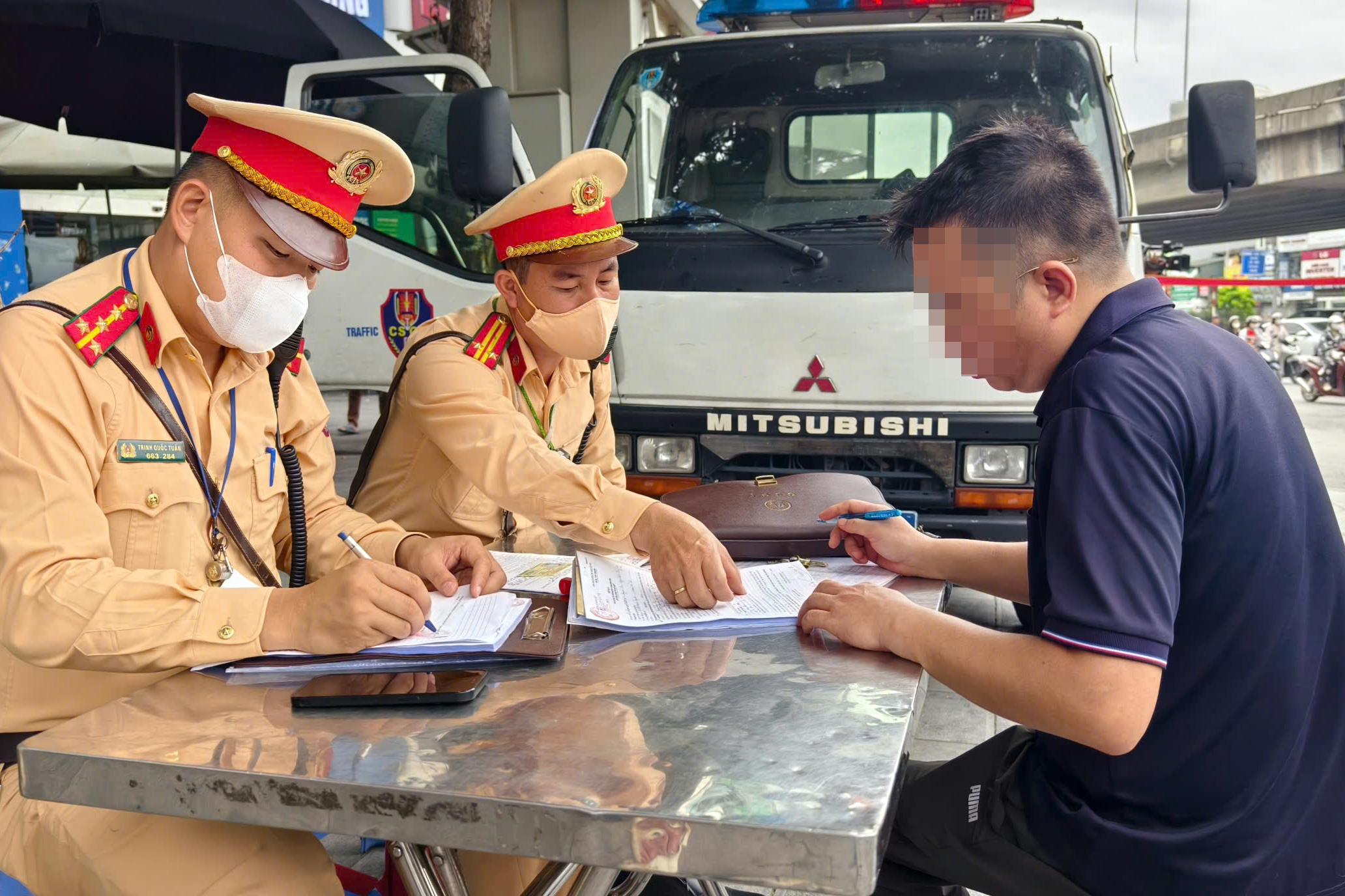 H&agrave; Nội: CSGT quyết dẹp xe m&aacute;y đi l&ecirc;n vỉa h&egrave;, nhiều người bị phạt nặng- Ảnh 5.