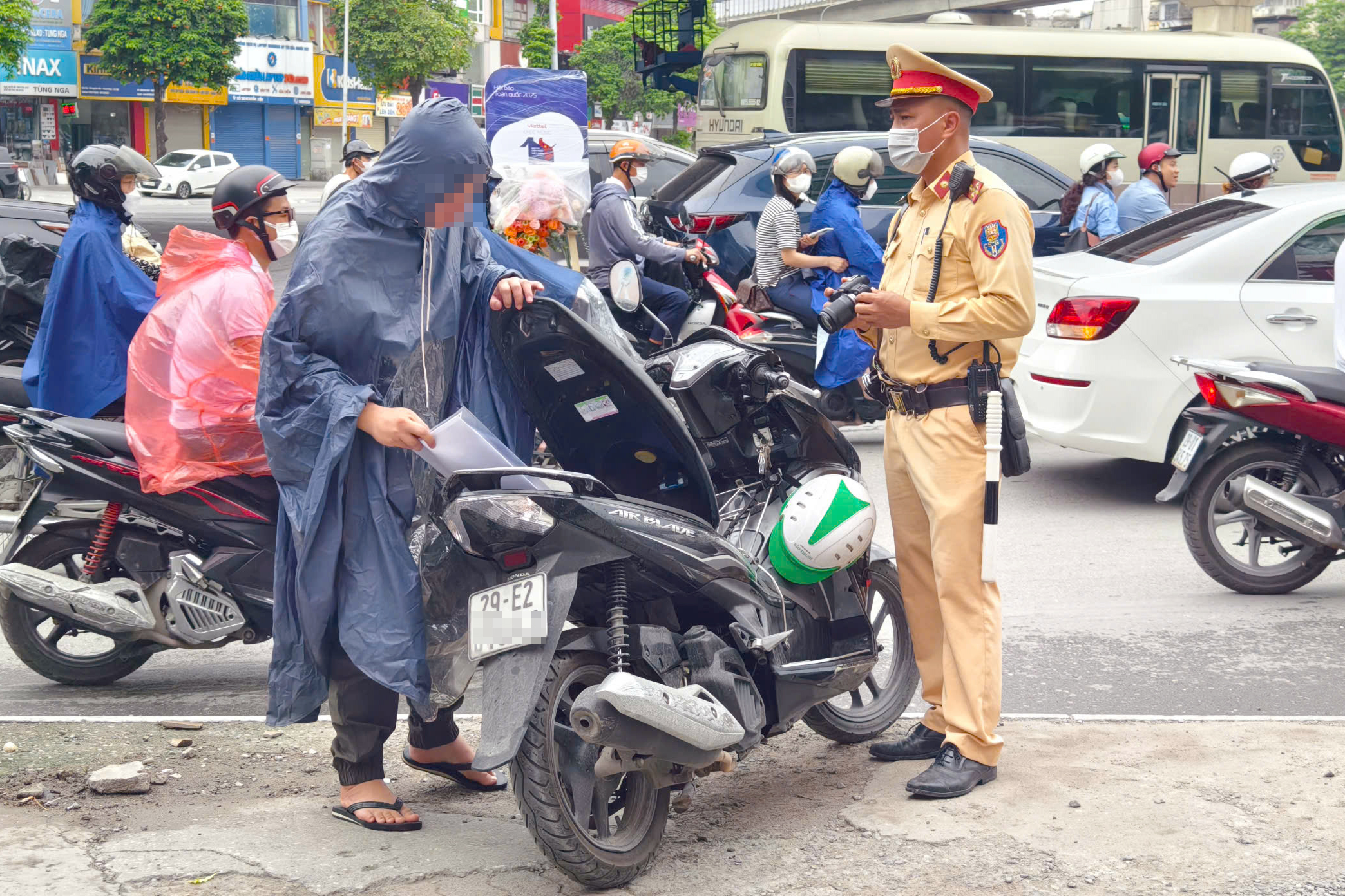 H&agrave; Nội: CSGT quyết dẹp xe m&aacute;y đi l&ecirc;n vỉa h&egrave;, nhiều người bị phạt nặng- Ảnh 1.