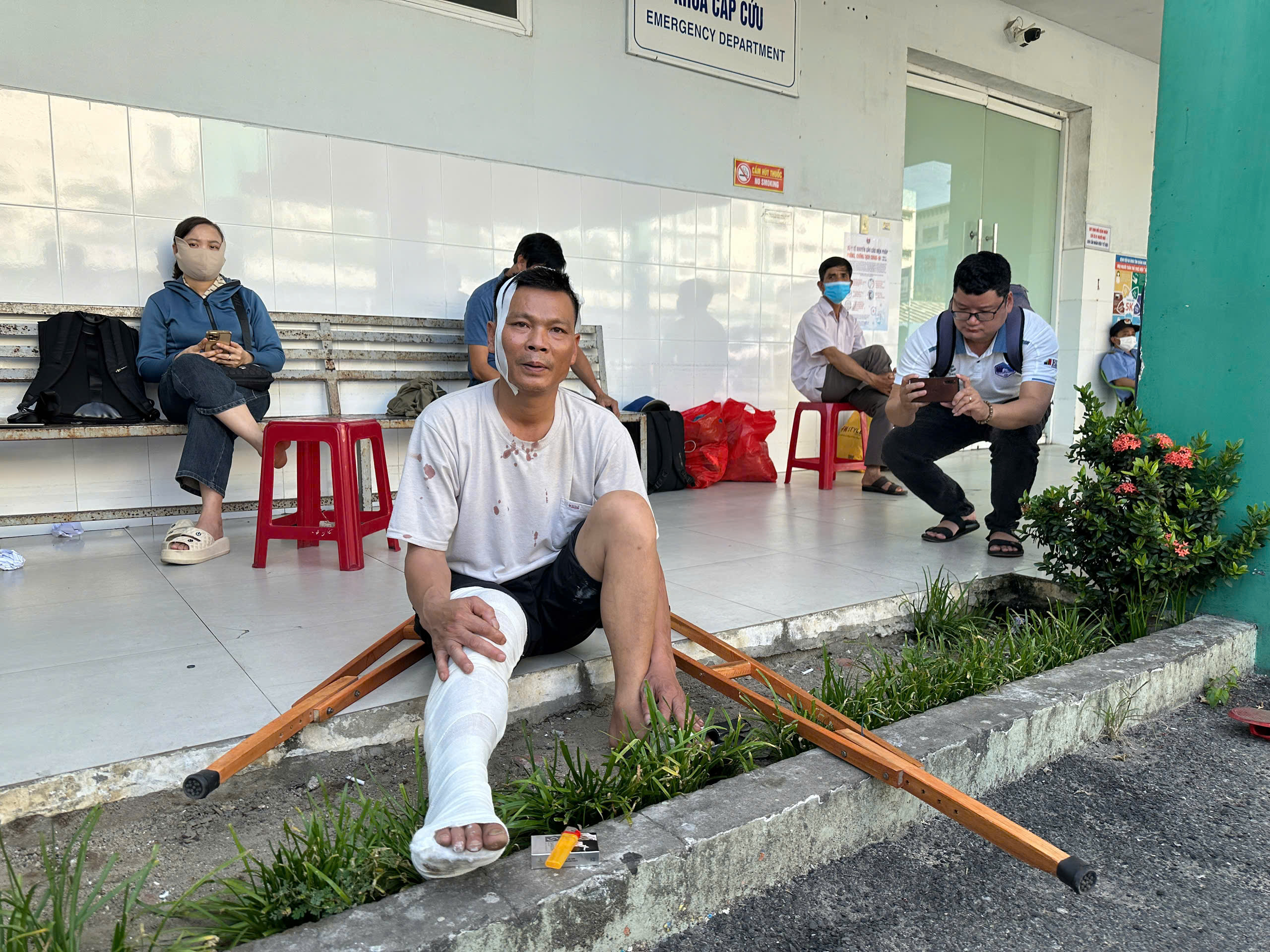 Nạn nh&acirc;n vụ tai nạn tr&ecirc;n cao tốc Đ&agrave; Nẵng - Quảng Ng&atilde;i b&agrave;ng ho&agrave;ng kể lại ph&uacute;t sinh tử - Ảnh 1.