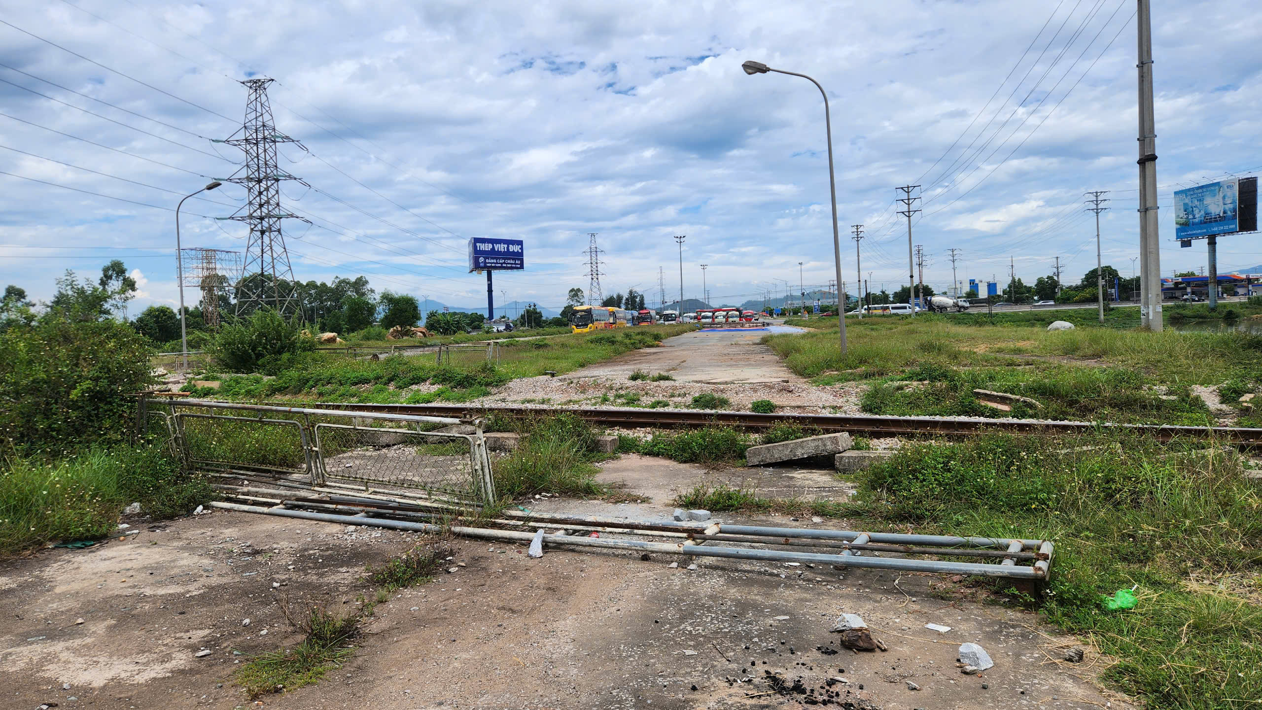 Phơi lưng đội nắng, chạy nước r&uacute;t tr&ecirc;n dự &aacute;n đường 740 tỷ đồng ở Nghệ An- Ảnh 11.