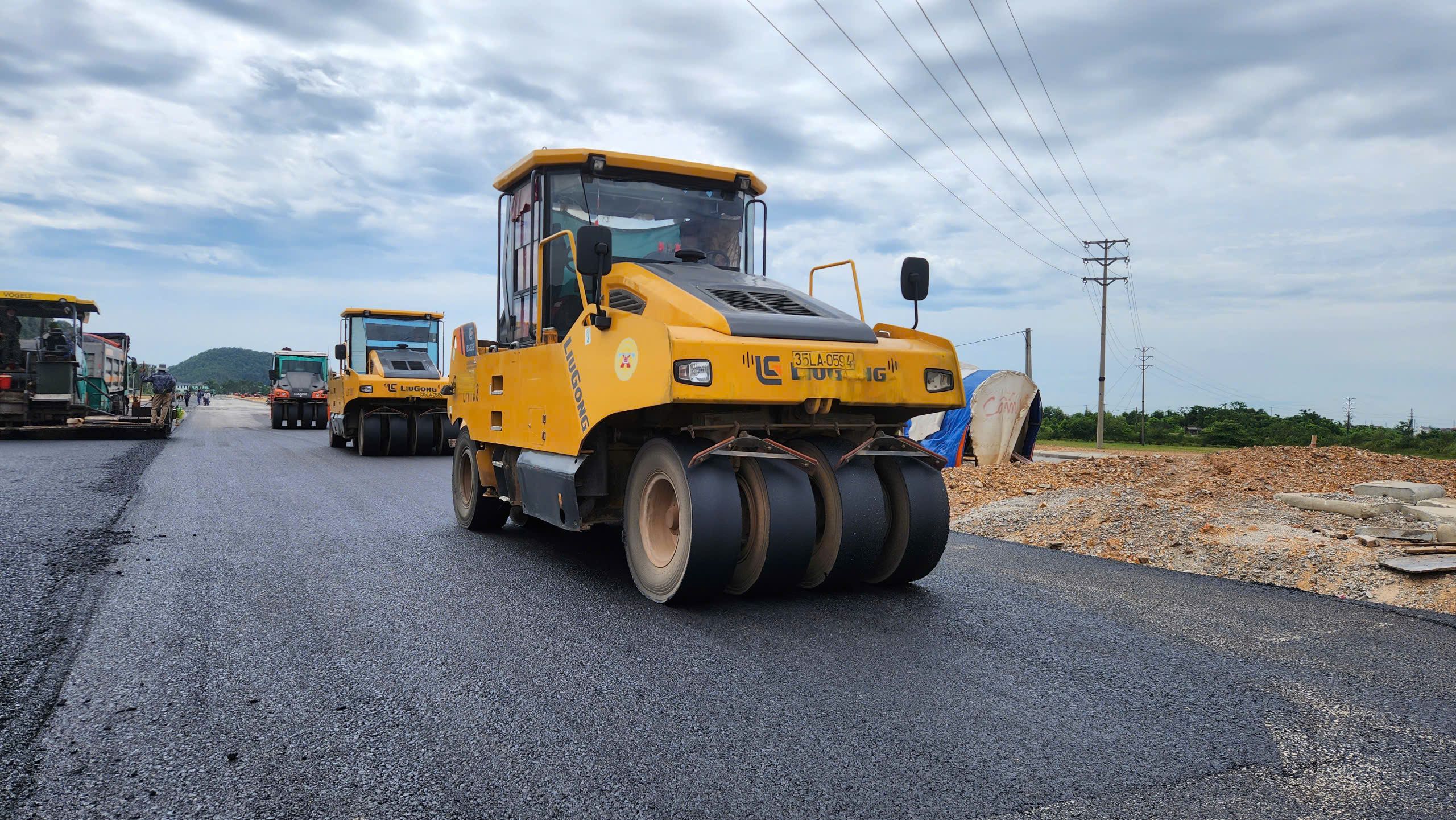 Phơi lưng đội nắng, chạy nước r&uacute;t tr&ecirc;n dự &aacute;n đường 740 tỷ đồng ở Nghệ An- Ảnh 4.