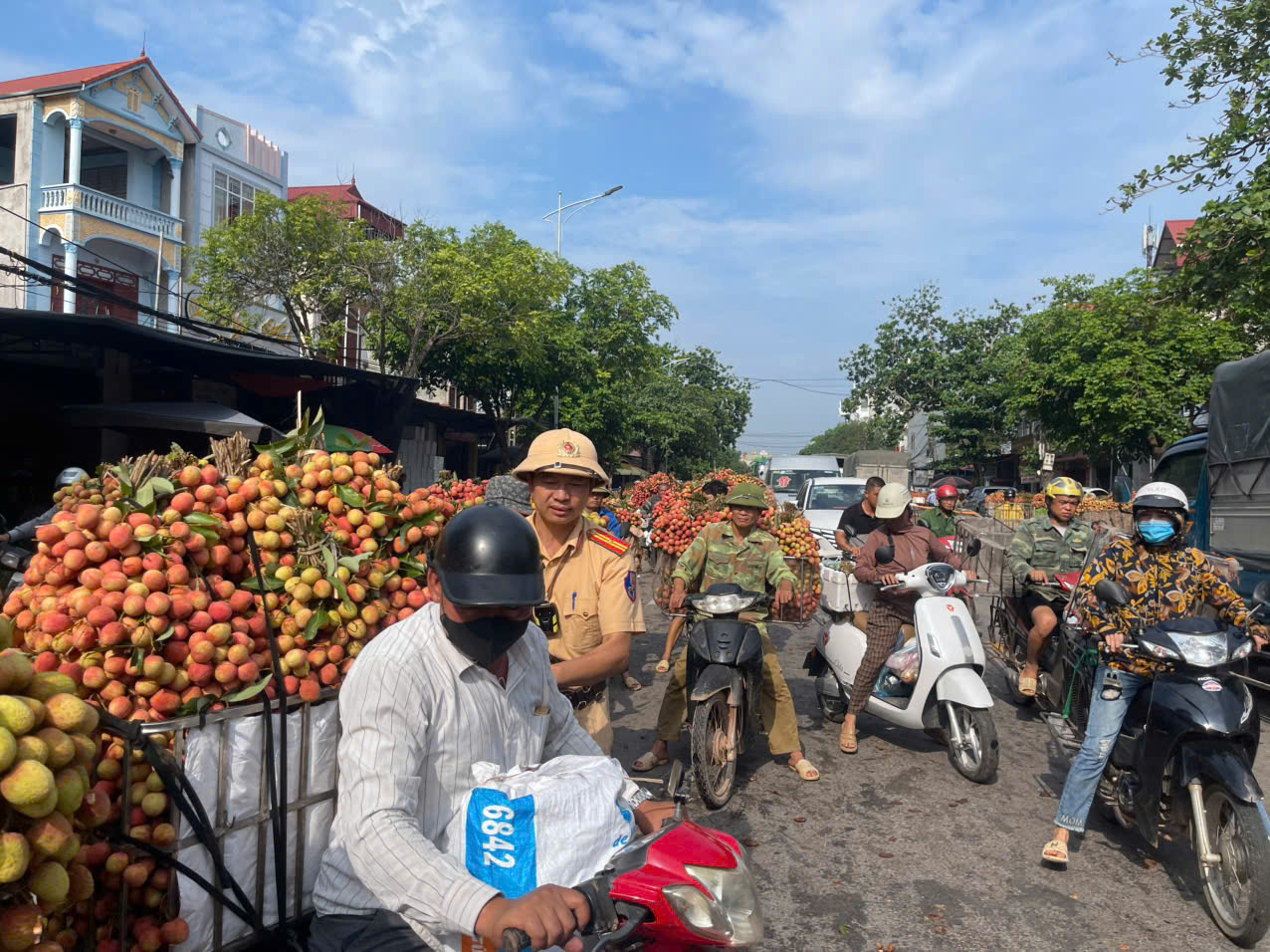 CSGT Bắc Giang căng m&igrave;nh bảo đảm an to&agrave;n giao th&ocirc;ng, hỗ trợ người d&acirc;n ti&ecirc;u thụ vải thiều- Ảnh 11.