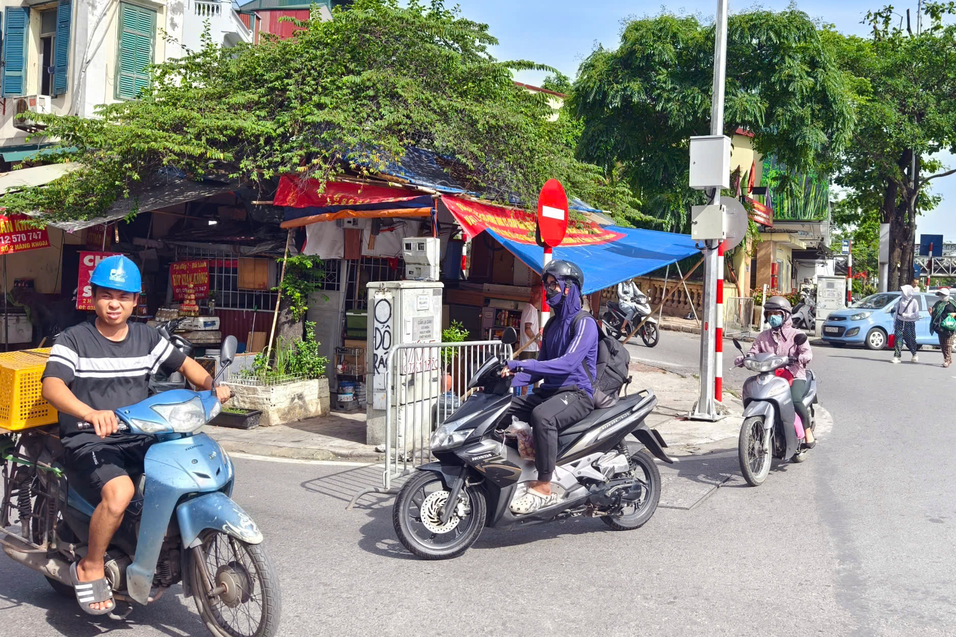 Hà Nội: CSGT lập chốt 1 giờ, phạt hơn 100 triệu đồng với hàng chục xe máy vi phạm- Ảnh 2. Hà Nội: CSGT lập chốt 1 giờ, phạt hơn 100 triệu đồng với hàng chục xe máy vi phạm- Ảnh 2.