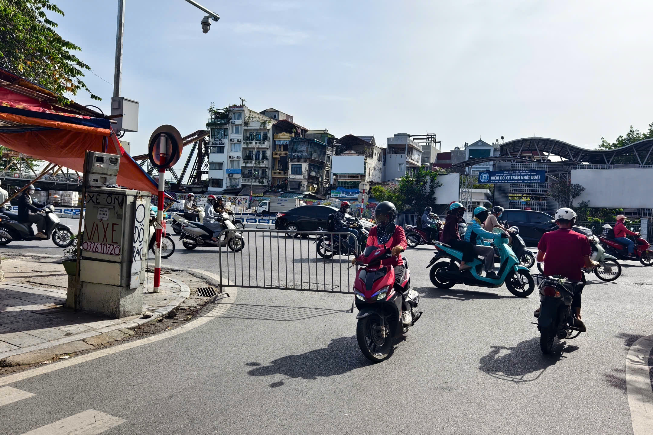 Hà Nội: CSGT lập chốt 1 giờ, phạt hơn 100 triệu đồng với hàng chục xe máy vi phạm- Ảnh 3. Hà Nội: CSGT lập chốt 1 giờ, phạt hơn 100 triệu đồng với hàng chục xe máy vi phạm- Ảnh 3.