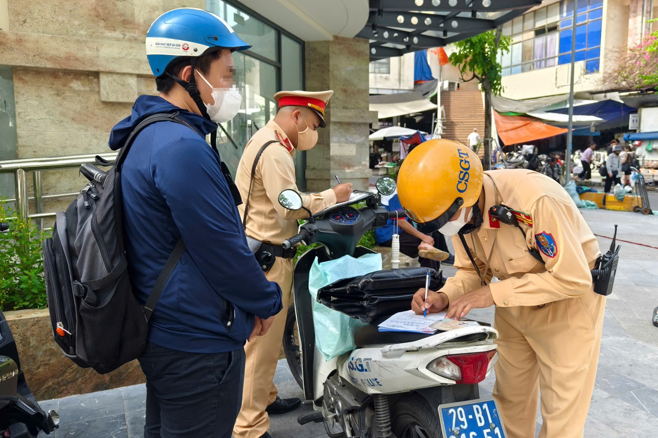 Hà Nội: CSGT lập chốt 1 giờ, phạt hơn 100 triệu đồng với hàng chục xe máy vi phạm- Ảnh 7. Hà Nội: CSGT lập chốt 1 giờ, phạt hơn 100 triệu đồng với hàng chục xe máy vi phạm- Ảnh 7.