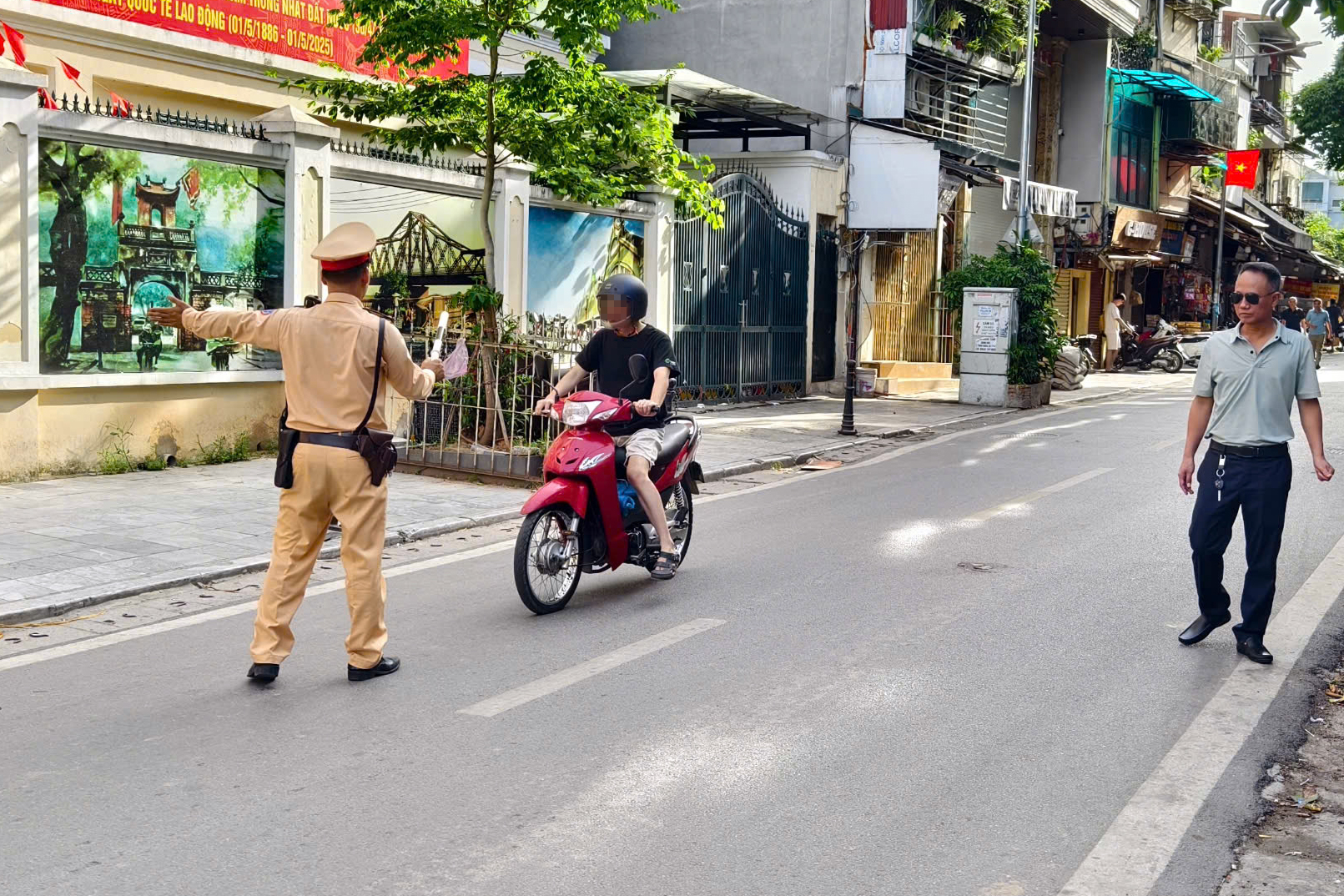 Hà Nội: CSGT lập chốt 1 giờ, phạt hơn 100 triệu đồng với hàng chục xe máy vi phạm- Ảnh 4. Hà Nội: CSGT lập chốt 1 giờ, phạt hơn 100 triệu đồng với hàng chục xe máy vi phạm- Ảnh 4.