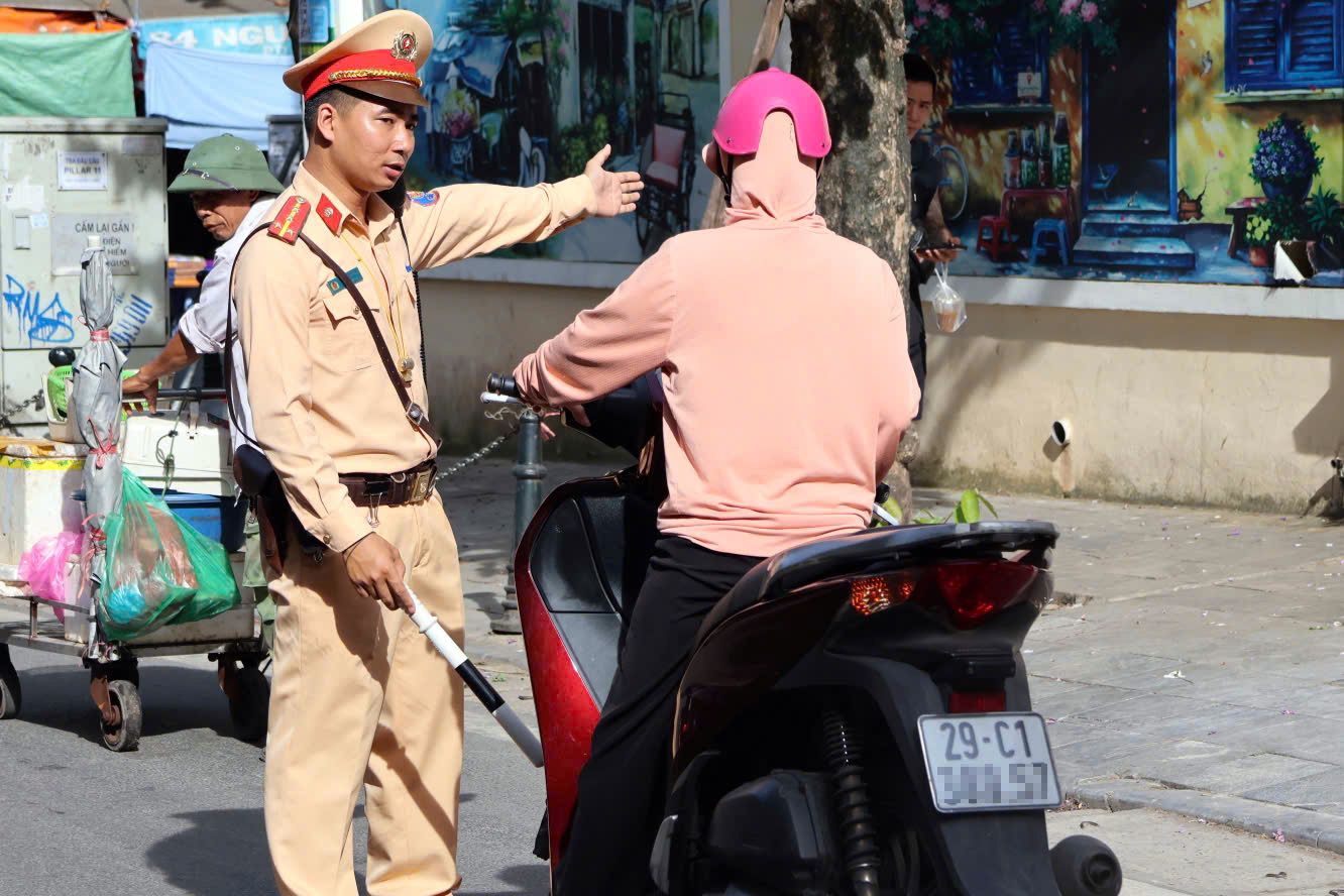 Hà Nội: CSGT lập chốt 1 giờ, phạt hơn 100 triệu đồng với hàng chục xe máy vi phạm- Ảnh 8. Hà Nội: CSGT lập chốt 1 giờ, phạt hơn 100 triệu đồng với hàng chục xe máy vi phạm- Ảnh 8.