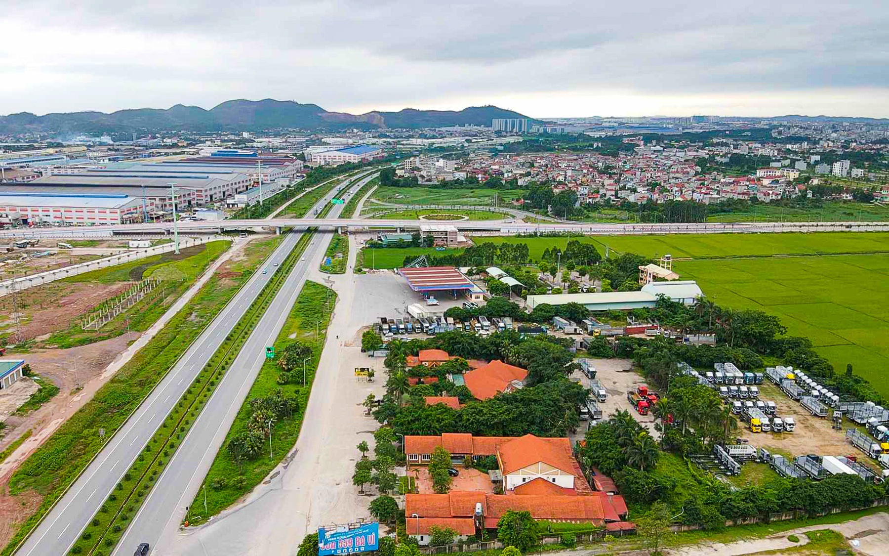 Bị chê "toilet bẩn", Trạm dừng nghỉ Tây Ninh Bình cam kết khắc phục- Ảnh 4. Đìu hiu trạm dừng nghỉ Song Khê ở Bắc Giang