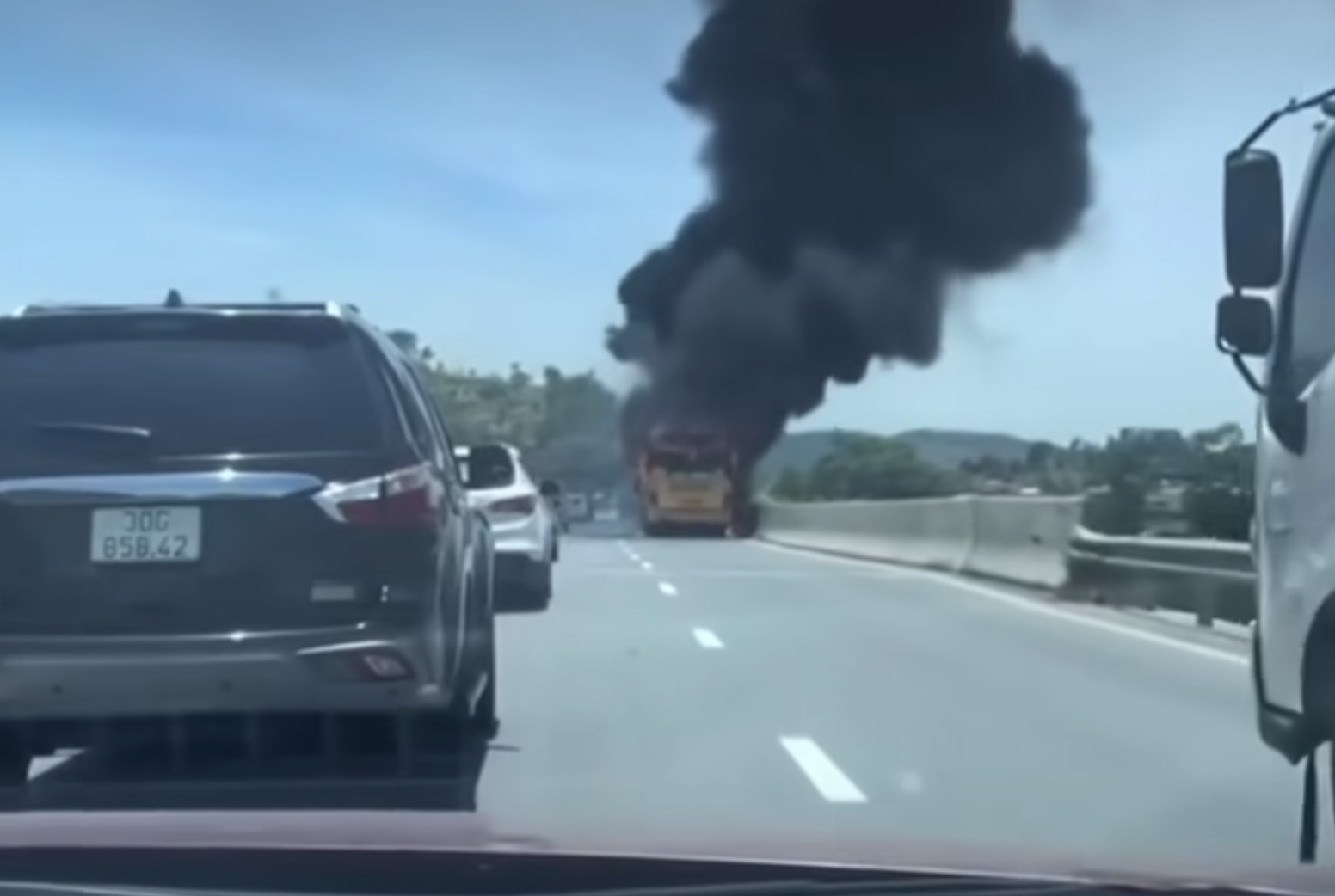 Ch&aacute;y xe kh&aacute;ch tr&ecirc;n cao tốc qua Thanh H&oacute;a, c&aacute;c phương tiện phải đi theo quốc lộ 1- Ảnh 1.