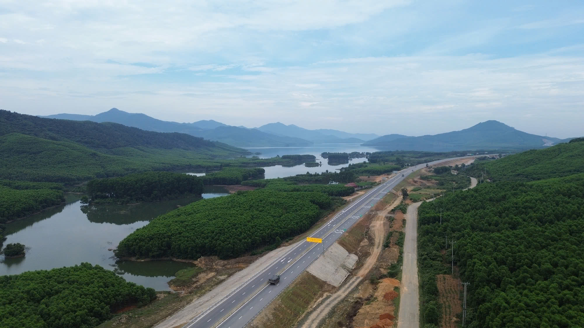 Xem x&eacute;t khen thưởng nh&agrave; thầu nhiều s&aacute;ng kiến trong thi đua ho&agrave;n th&agrave;nh 3.000km cao tốc- Ảnh 1.