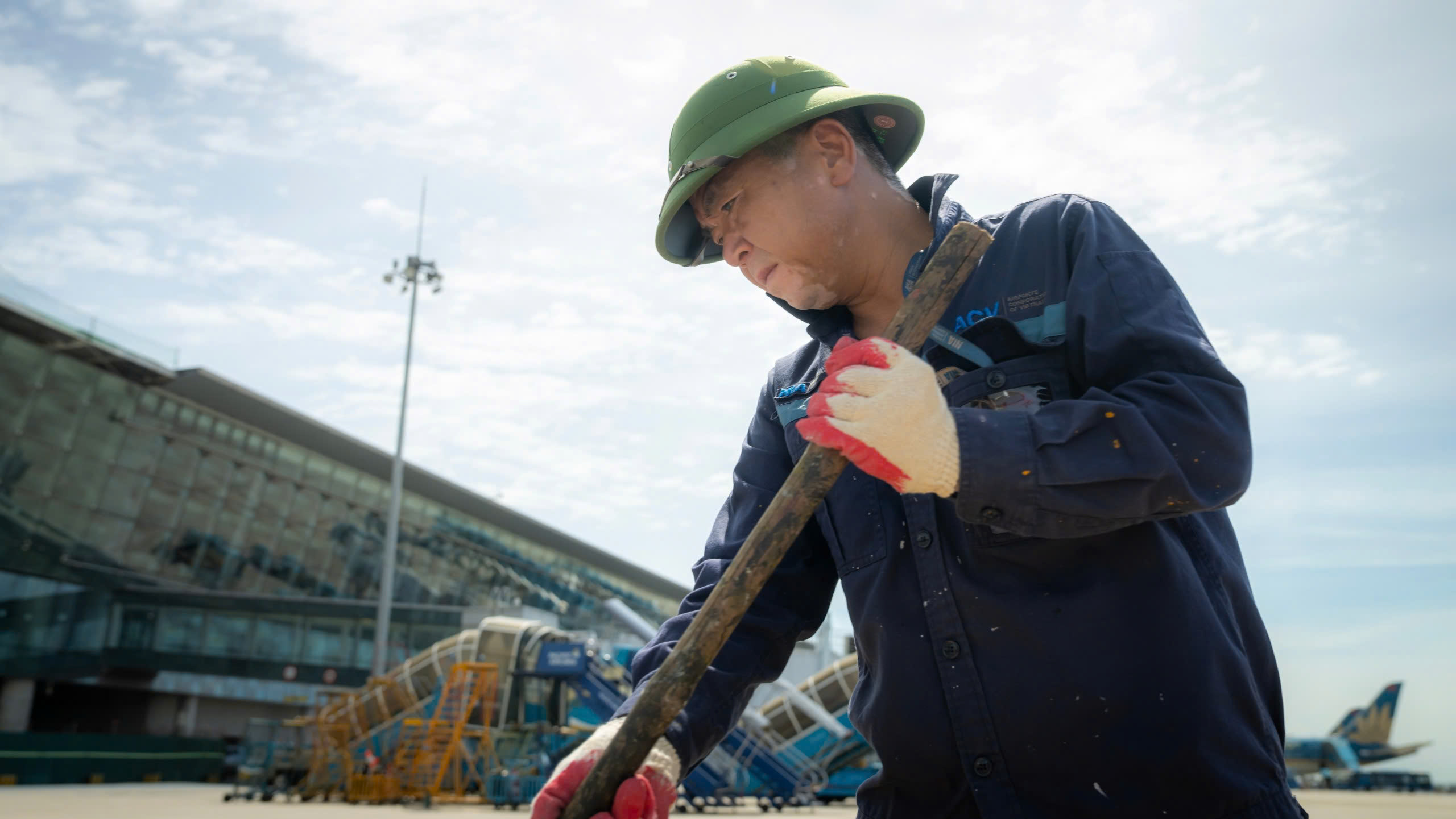 Nh&acirc;n vi&ecirc;n s&acirc;n bay Nội B&agrave;i căng m&igrave;nh giữa "chảo lửa" phi trường- Ảnh 4.