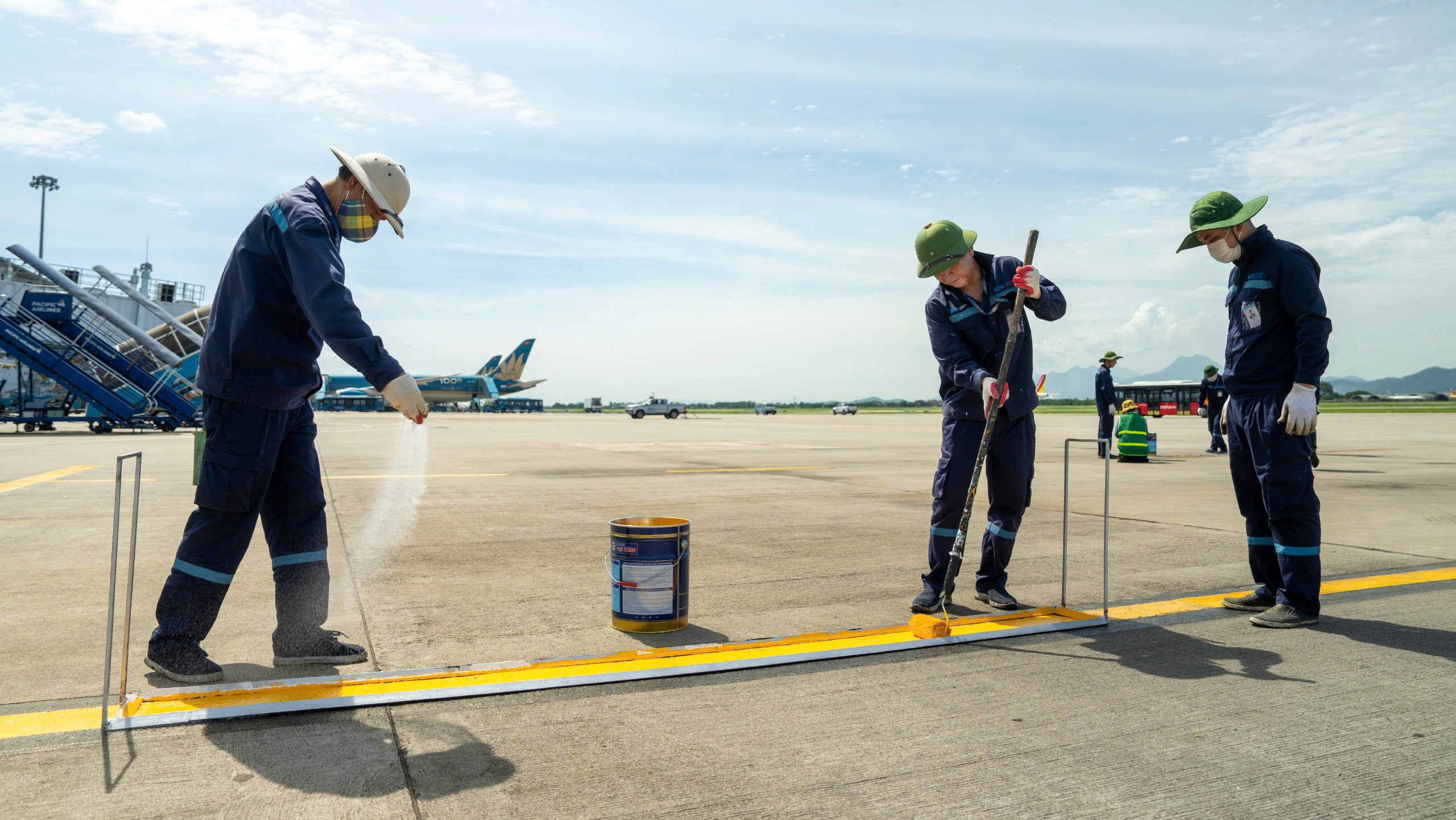 Nh&acirc;n vi&ecirc;n s&acirc;n bay Nội B&agrave;i căng m&igrave;nh giữa "chảo lửa" phi trường- Ảnh 1.
