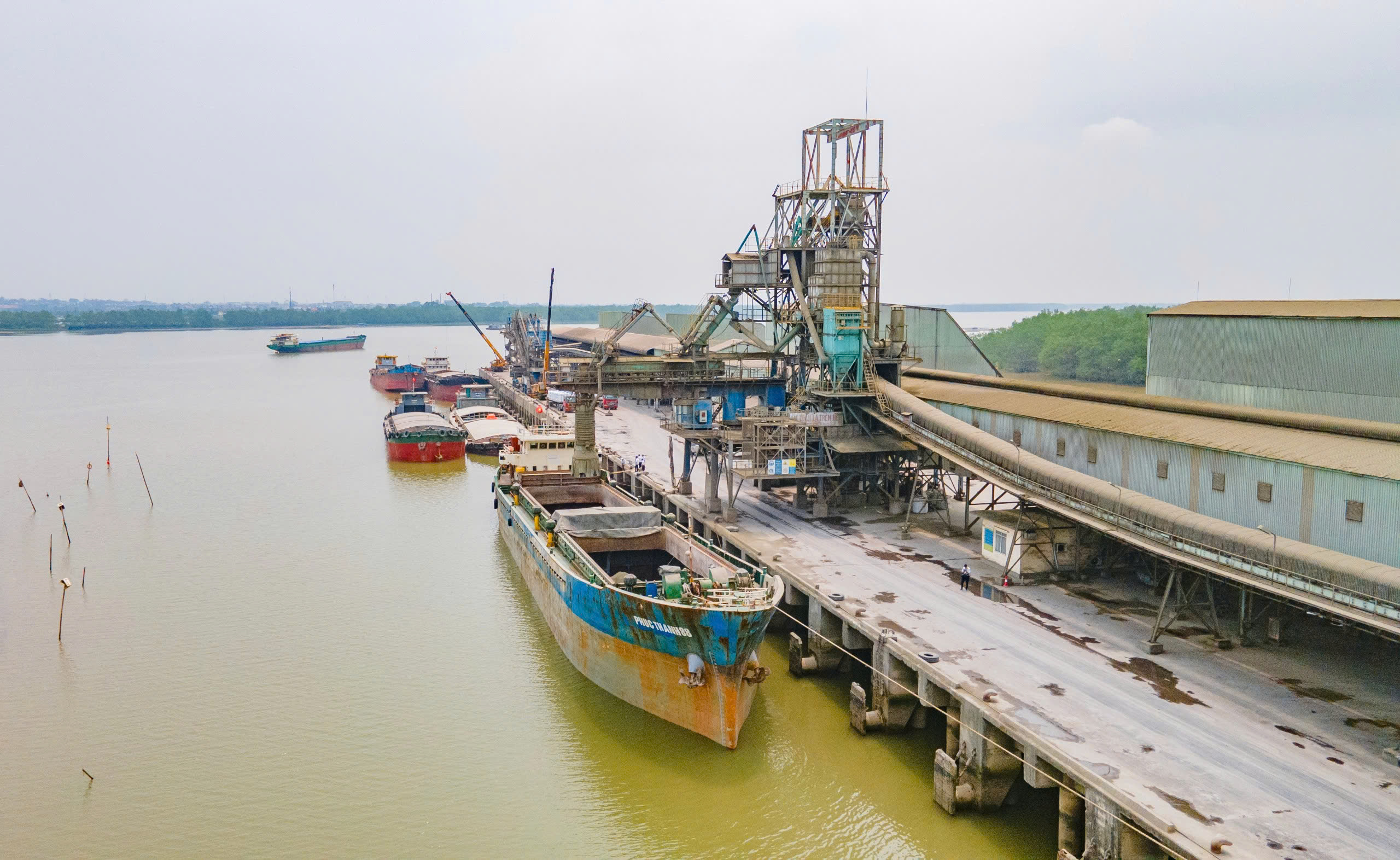 Đơn giản hóa thủ tục hành chính vận tải thủy, đỡ gánh nặng chi phí cho doanh nghiệp- Ảnh 1. Đơn giản hóa thủ tục hành chính vận tải thủy, đỡ gánh nặng chi phí cho doanh nghiệp- Ảnh 1.