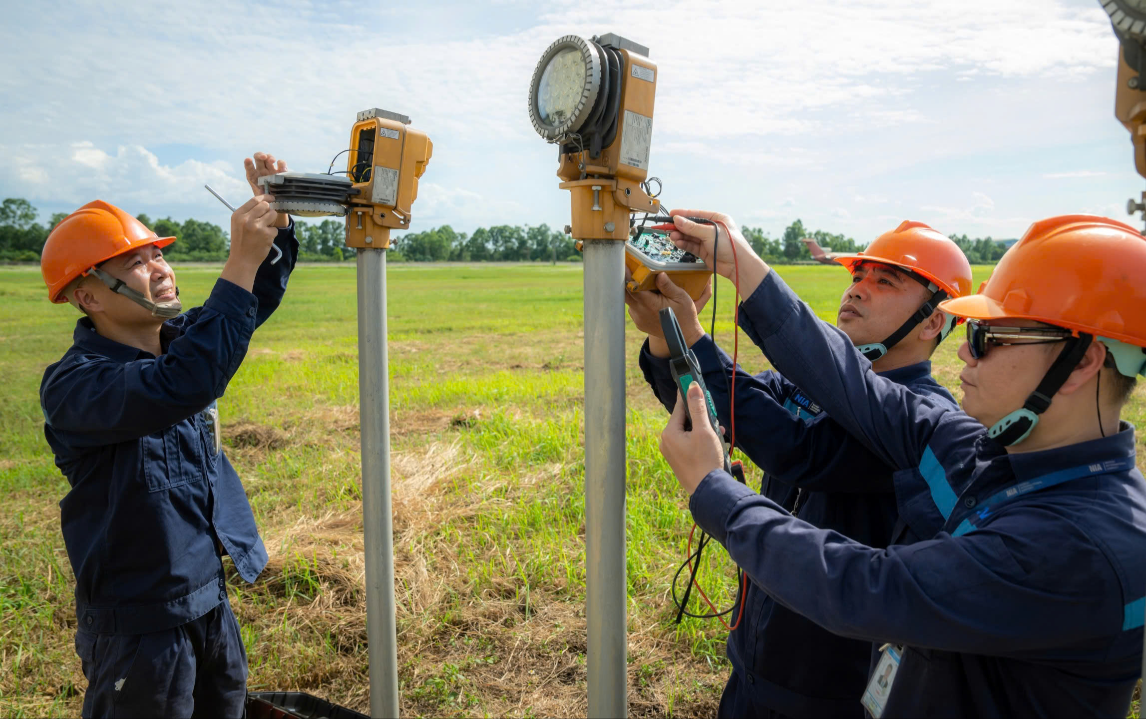 Nh&acirc;n vi&ecirc;n s&acirc;n bay Nội B&agrave;i căng m&igrave;nh giữa "chảo lửa" phi trường- Ảnh 5.