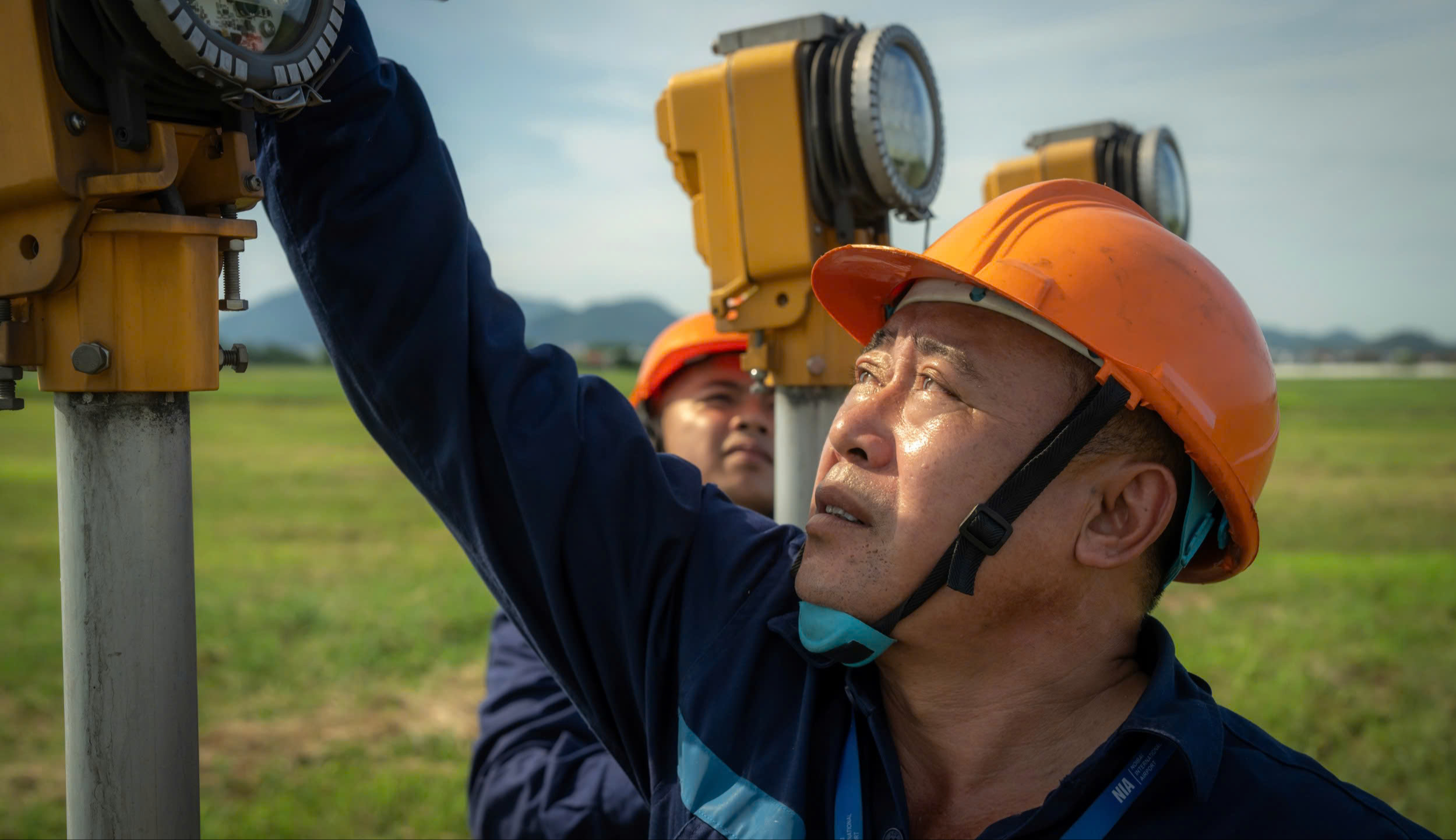 Nh&acirc;n vi&ecirc;n s&acirc;n bay Nội B&agrave;i căng m&igrave;nh giữa "chảo lửa" phi trường- Ảnh 12.