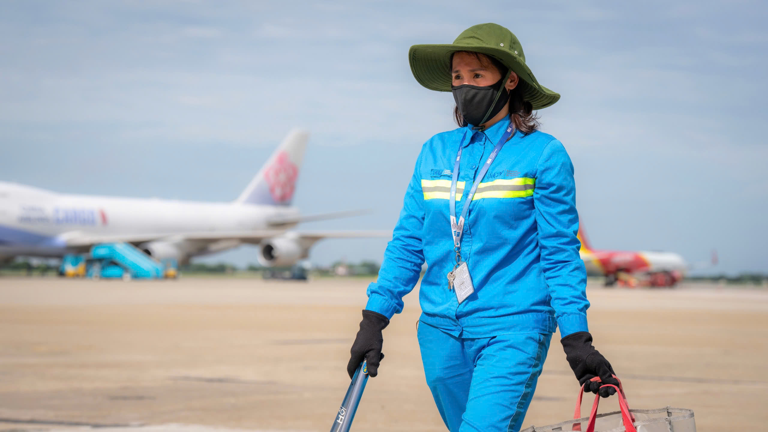 Nh&acirc;n vi&ecirc;n s&acirc;n bay Nội B&agrave;i căng m&igrave;nh giữa "chảo lửa" phi trường- Ảnh 9.