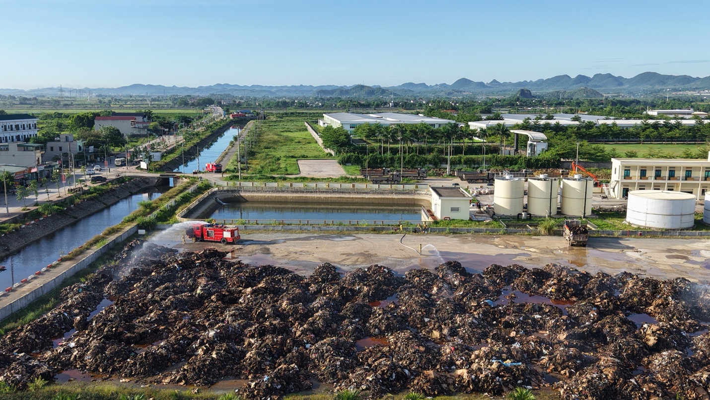 Khống chế đ&aacute;m ch&aacute;y b&atilde;i chứa giấy nguy&ecirc;n liệu ở Ninh B&igrave;nh - Ảnh 6.