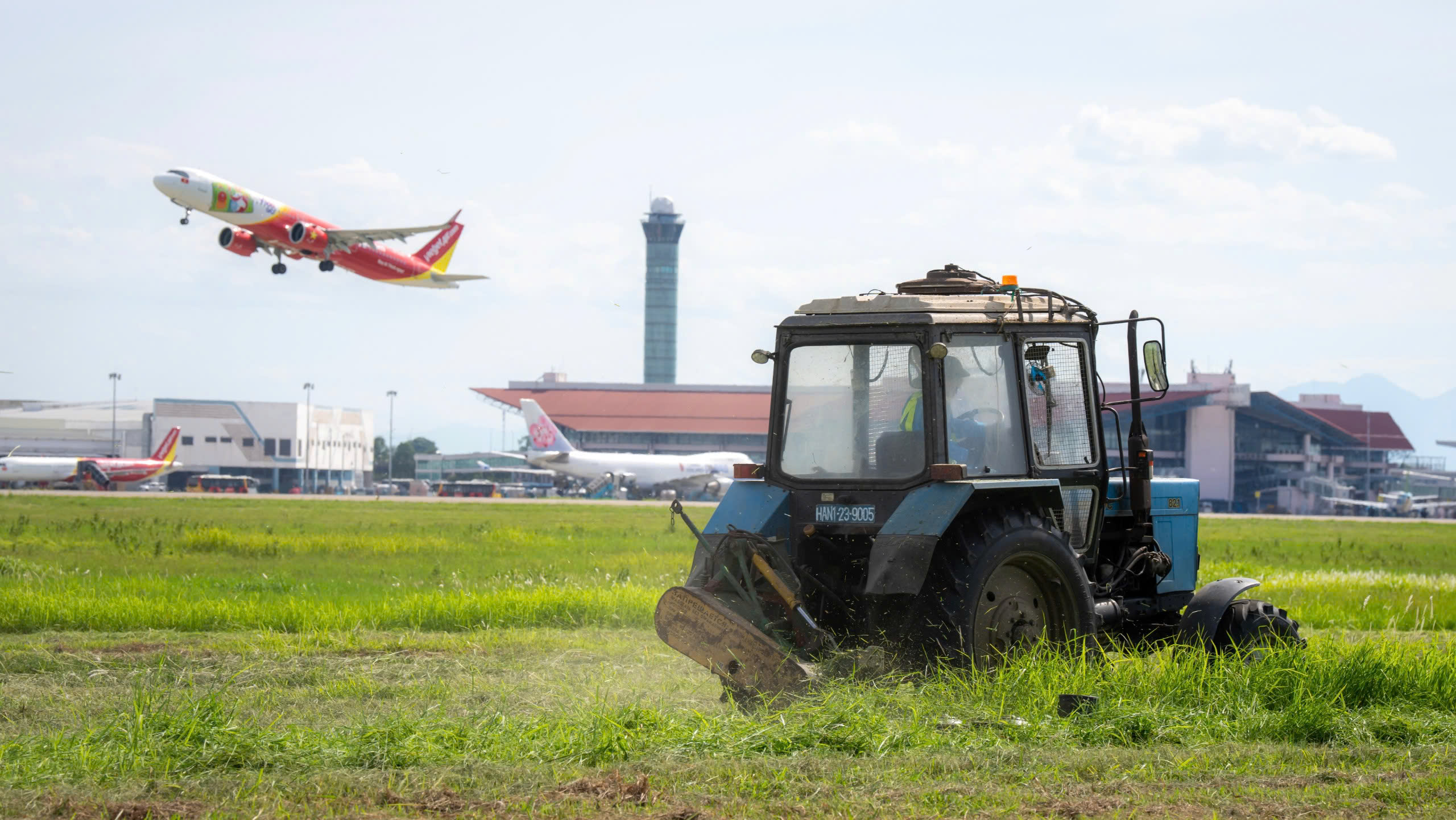 Nh&acirc;n vi&ecirc;n s&acirc;n bay Nội B&agrave;i căng m&igrave;nh giữa "chảo lửa" phi trường- Ảnh 10.
