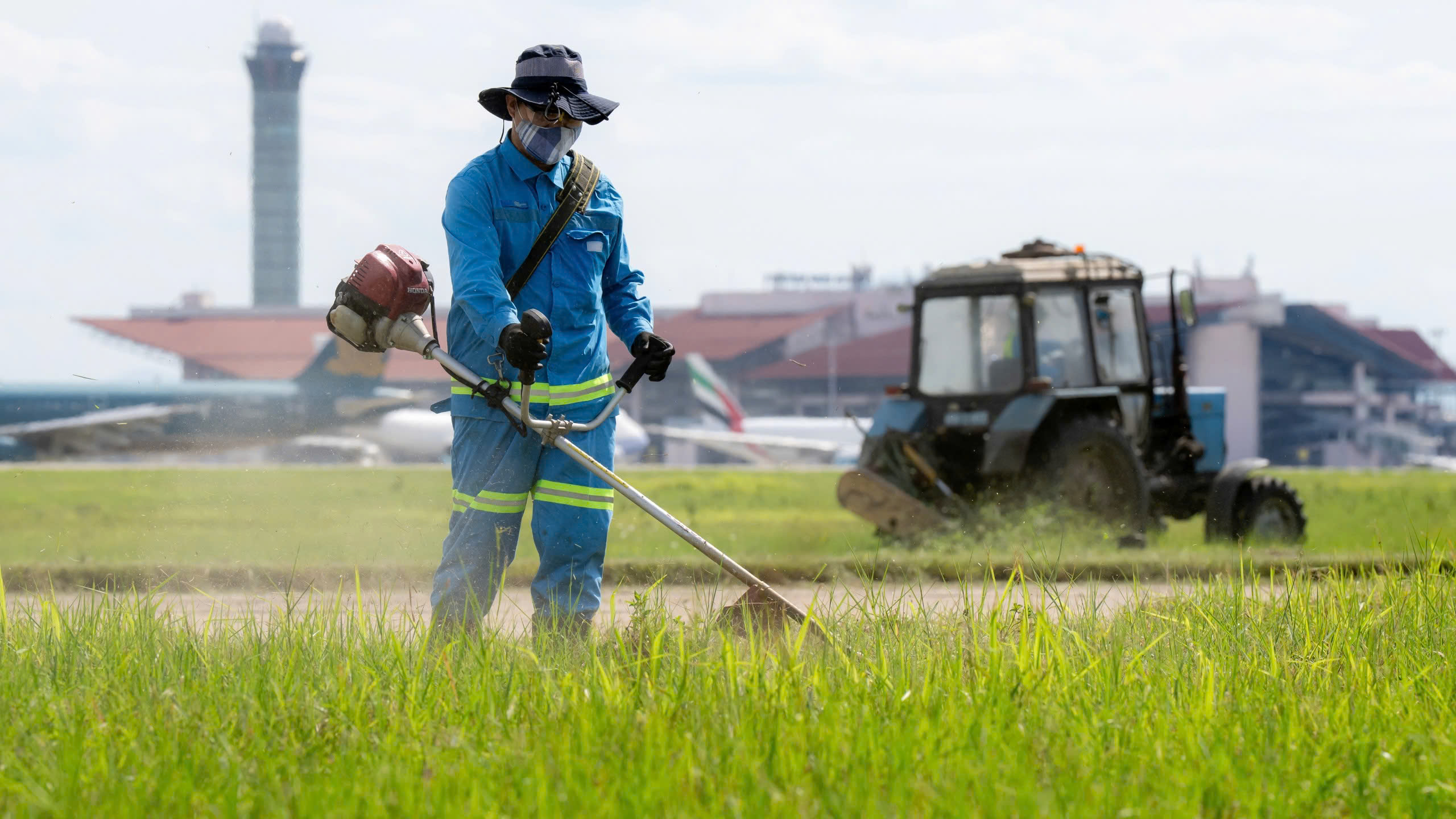 Nh&acirc;n vi&ecirc;n s&acirc;n bay Nội B&agrave;i căng m&igrave;nh giữa "chảo lửa" phi trường- Ảnh 6.