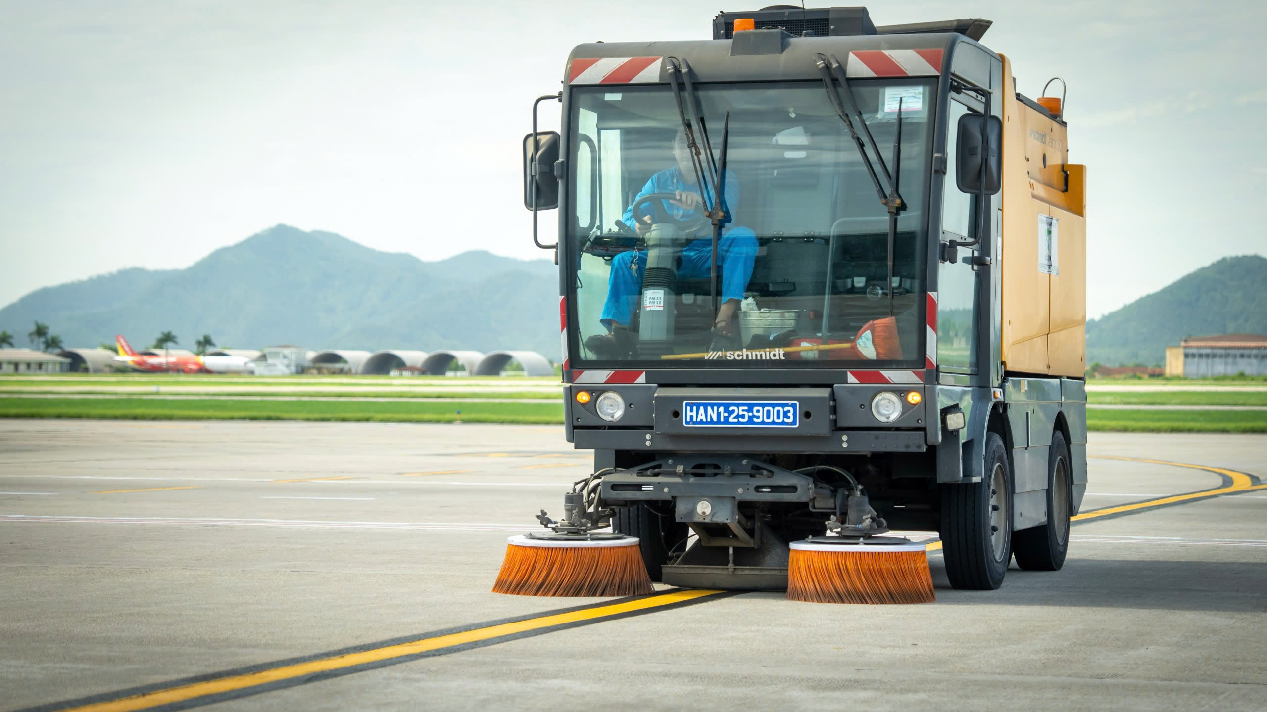 Nh&acirc;n vi&ecirc;n s&acirc;n bay Nội B&agrave;i căng m&igrave;nh giữa "chảo lửa" phi trường- Ảnh 11.