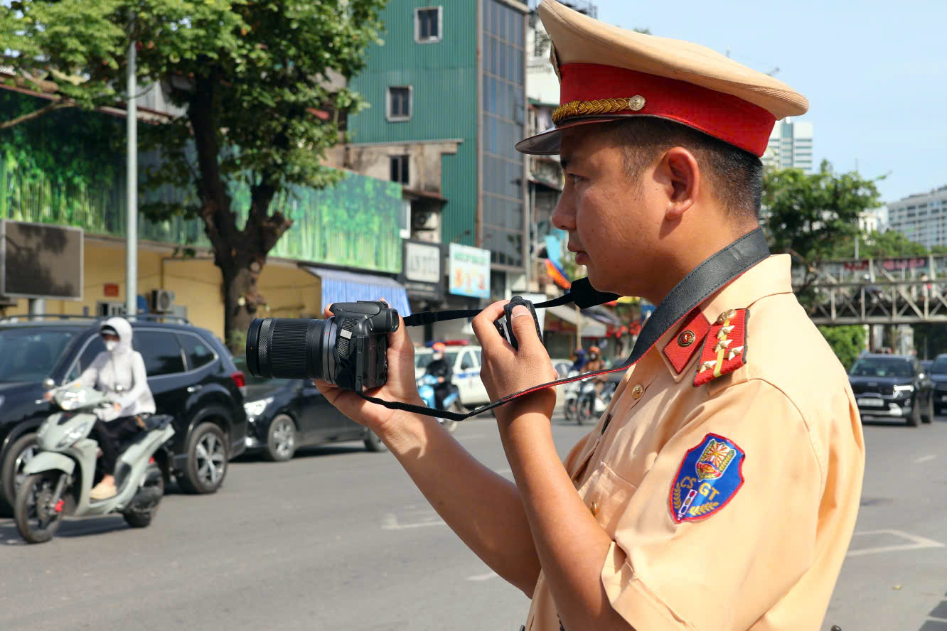Hà Nội: CSGT lập chốt 1 giờ, phạt hơn 100 triệu đồng với hàng chục xe máy vi phạm- Ảnh 14. Hà Nội: CSGT lập chốt 1 giờ, phạt hơn 100 triệu đồng với hàng chục xe máy vi phạm- Ảnh 14.