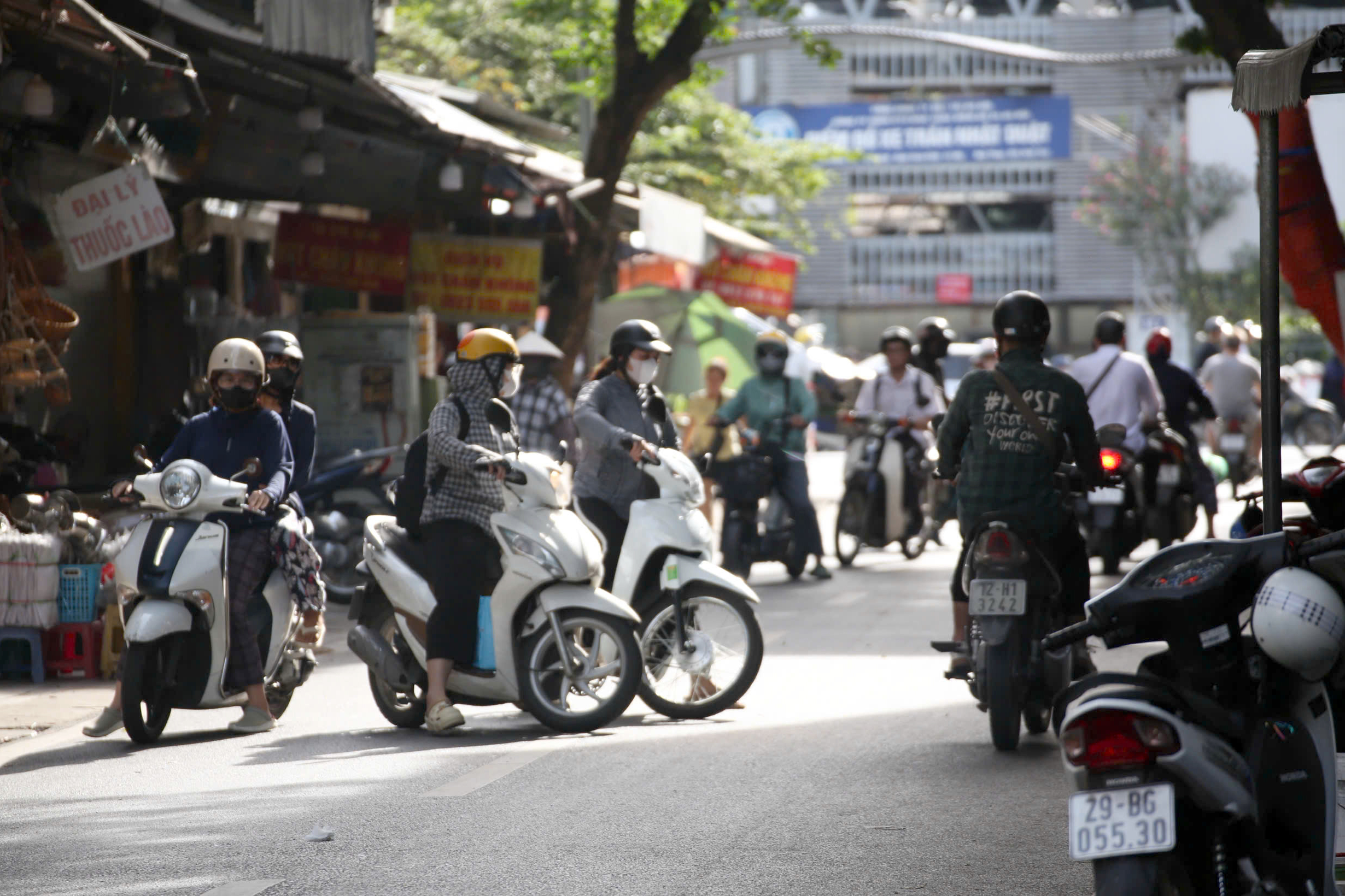 Hà Nội: CSGT lập chốt 1 giờ, phạt hơn 100 triệu đồng với hàng chục xe máy vi phạm- Ảnh 10. Hà Nội: CSGT lập chốt 1 giờ, phạt hơn 100 triệu đồng với hàng chục xe máy vi phạm- Ảnh 10.