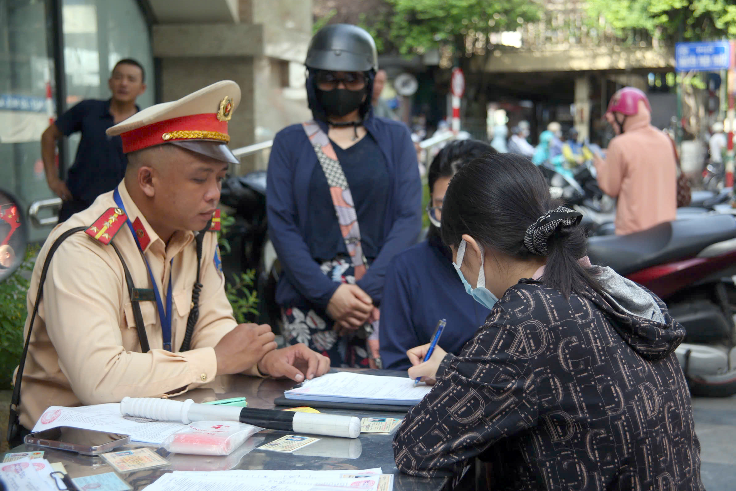Hà Nội: CSGT lập chốt 1 giờ, phạt hơn 100 triệu đồng với hàng chục xe máy vi phạm- Ảnh 6. Hà Nội: CSGT lập chốt 1 giờ, phạt hơn 100 triệu đồng với hàng chục xe máy vi phạm- Ảnh 6.