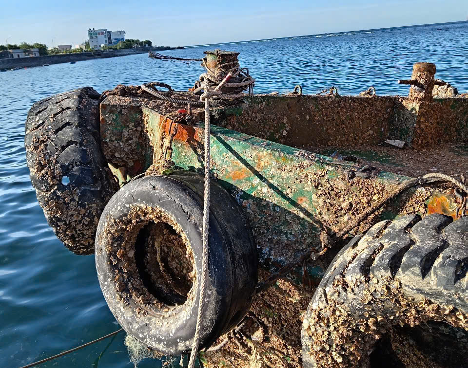 Trục vớt t&agrave;u k&eacute;o bị ch&igrave;m ở L&yacute; Sơn sau 1 năm gặp tai nạn- Ảnh 5.