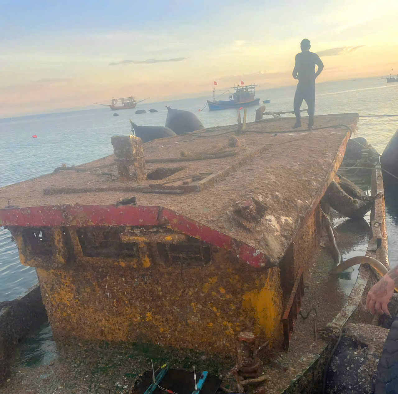Trục vớt t&agrave;u k&eacute;o bị ch&igrave;m ở L&yacute; Sơn sau 1 năm gặp tai nạn- Ảnh 2.