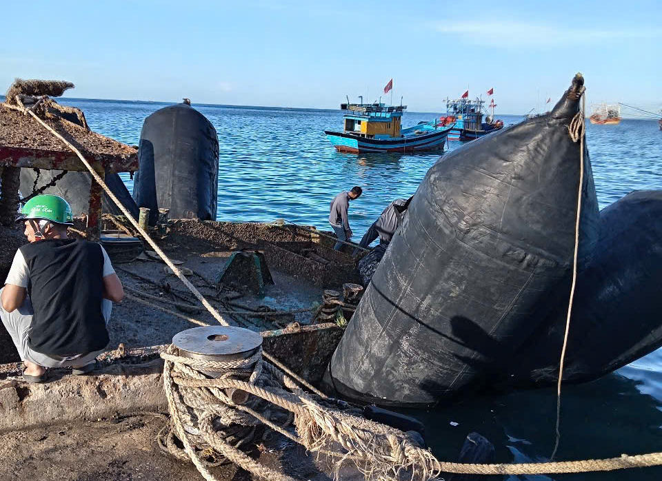 Trục vớt t&agrave;u k&eacute;o bị ch&igrave;m ở L&yacute; Sơn sau 1 năm gặp tai nạn- Ảnh 6.