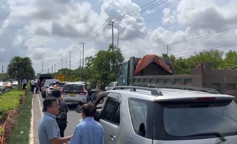 Xe t&ocirc;ng li&ecirc;n ho&agrave;n nối d&agrave;i tr&ecirc;n QL51 g&acirc;y &ugrave;n tắc một đoạn đường.