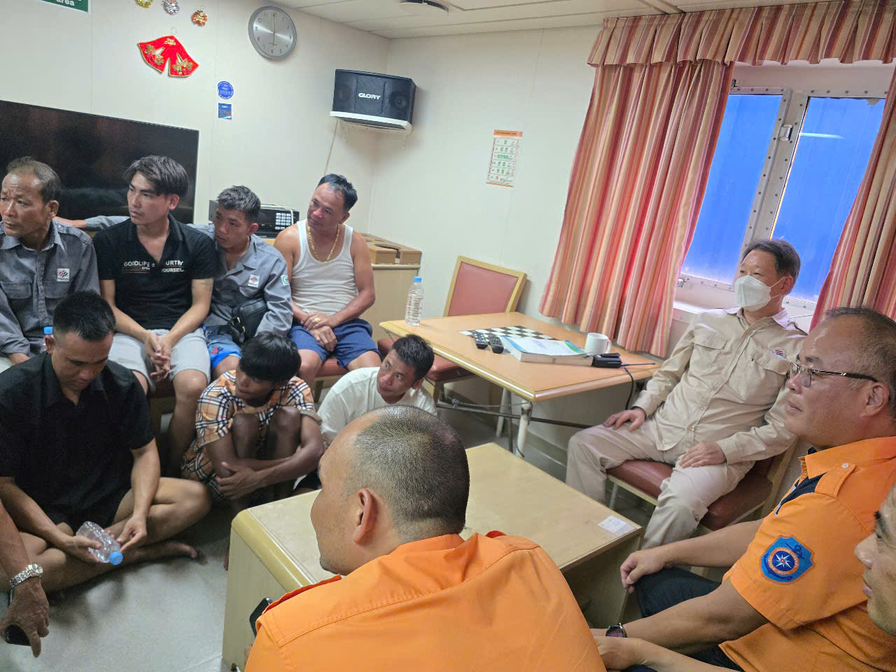 Tuy&ecirc;n dương t&agrave;u nước ngo&agrave;i cứu 11 ngư d&acirc;n tr&ecirc;n biển Hải Ph&ograve;ng- Ảnh 3.