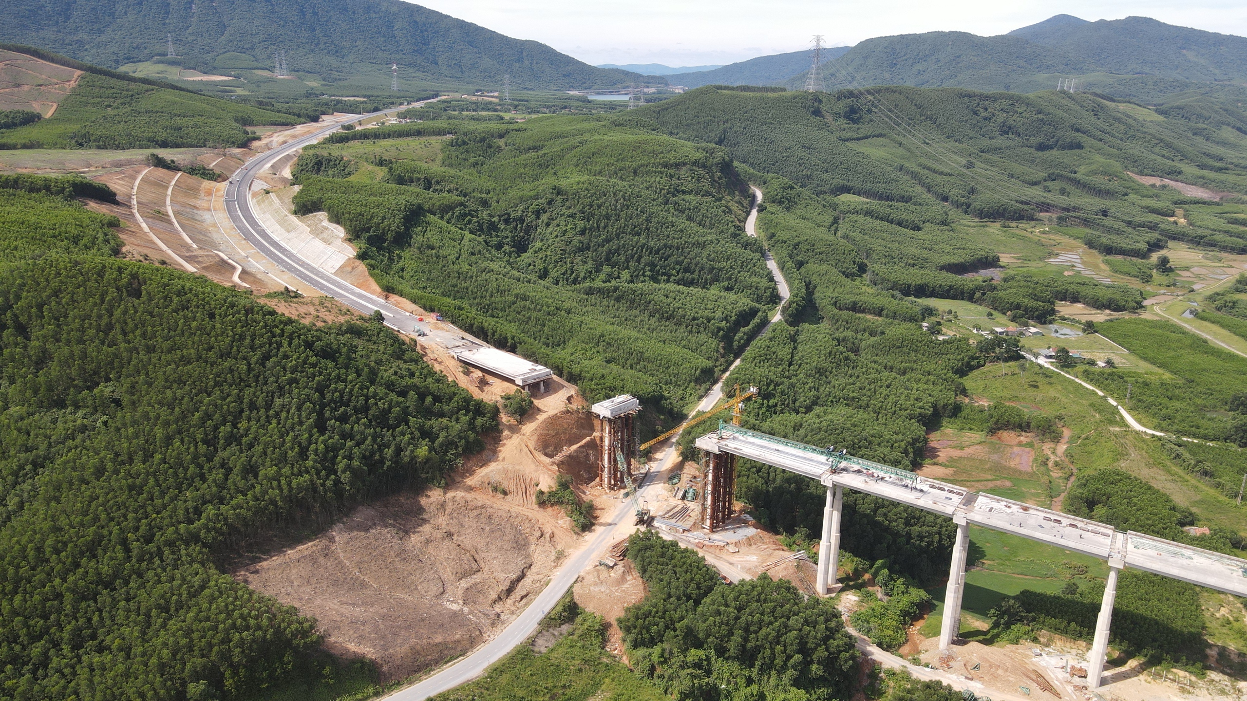 C&ocirc;ng nh&acirc;n &ldquo;đội nắng&rdquo; thi c&ocirc;ng, quyết đẩy tiến độ cao tốc Vũng &Aacute;ng - B&ugrave;ng- Ảnh 2.