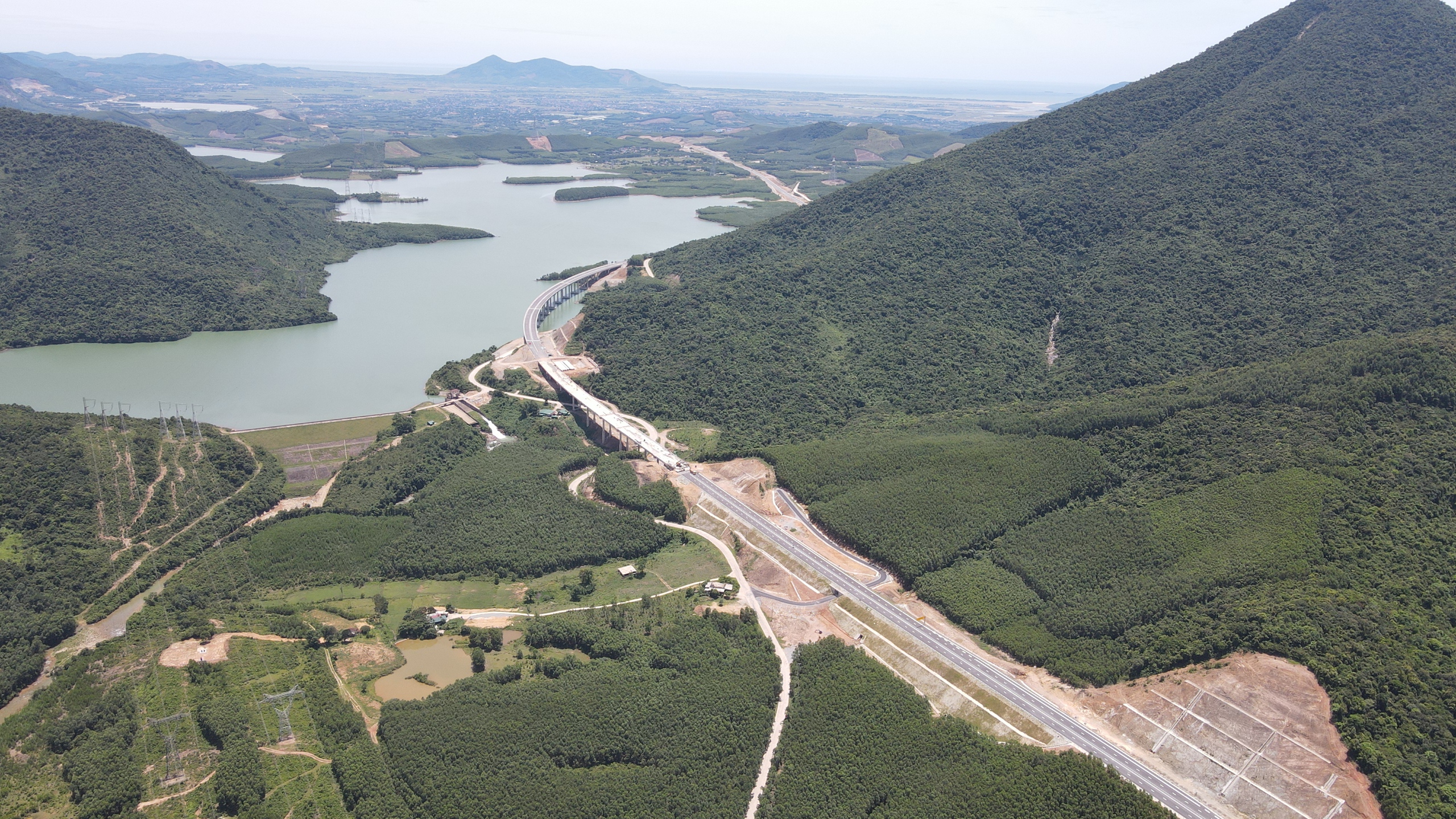 C&ocirc;ng nh&acirc;n &ldquo;đội nắng&rdquo; thi c&ocirc;ng, quyết đẩy tiến độ cao tốc Vũng &Aacute;ng - B&ugrave;ng- Ảnh 1.