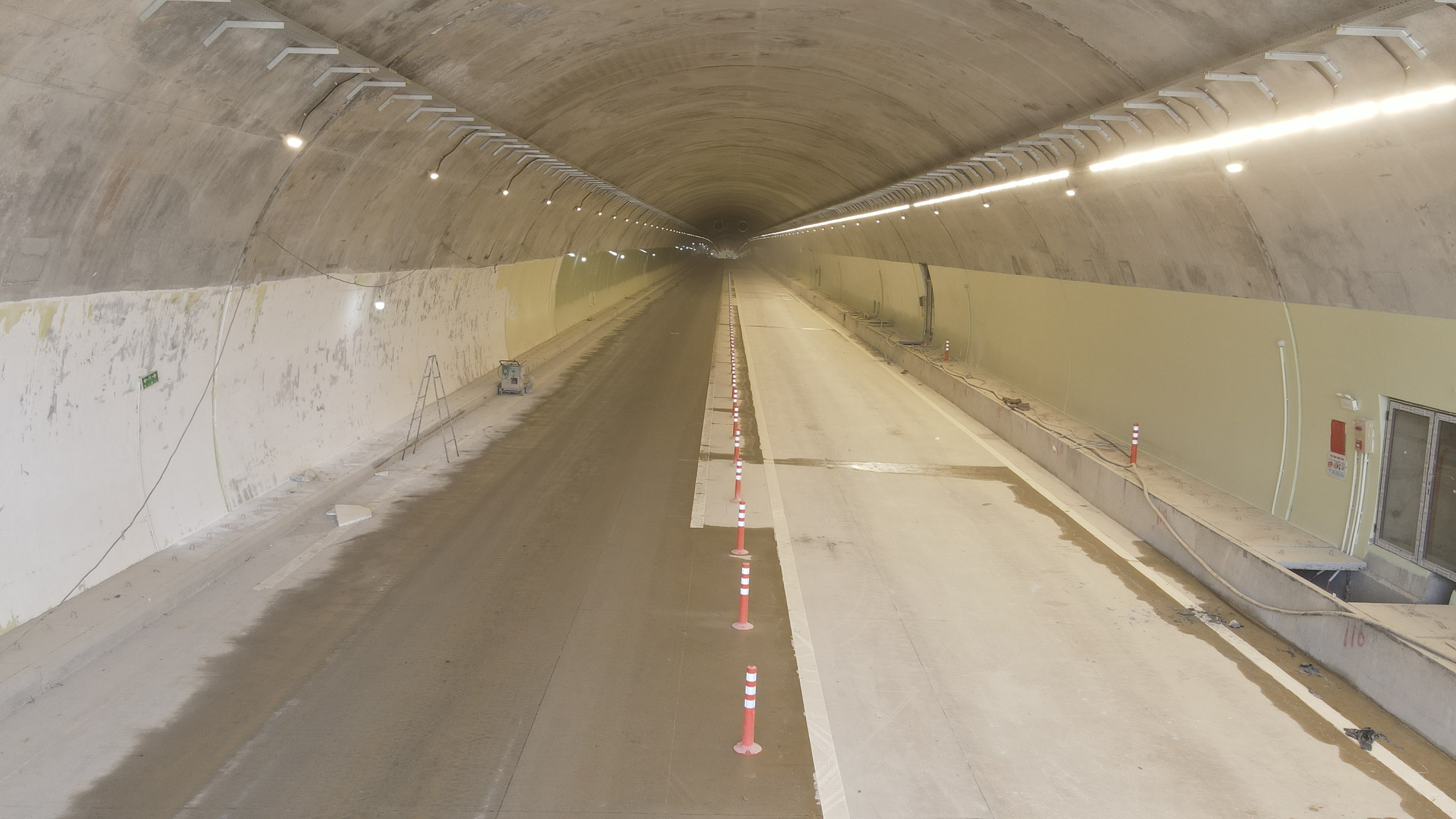 C&ocirc;ng nh&acirc;n &ldquo;đội nắng&rdquo; thi c&ocirc;ng, quyết đẩy tiến độ cao tốc Vũng &Aacute;ng - B&ugrave;ng- Ảnh 3.