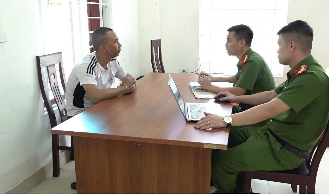 Nghệ An: Bắt giữ đối tượng giả danh c&ocirc;ng an lừa đảo chiếm đoạt t&agrave;i sản- Ảnh 1.