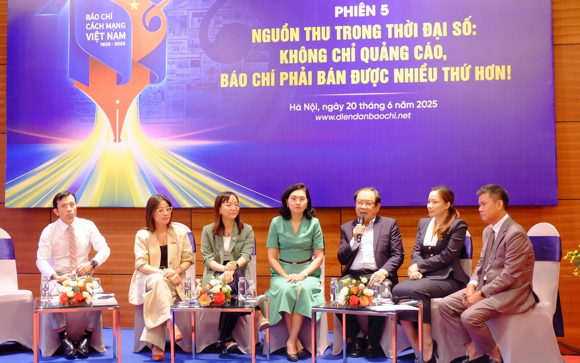 Nghị quyết 18: Cơ hội mới cho báo chí trong thời đại số- Ảnh 3. Báo chí sống bằng gì trong thời đại kỹ thuật số?