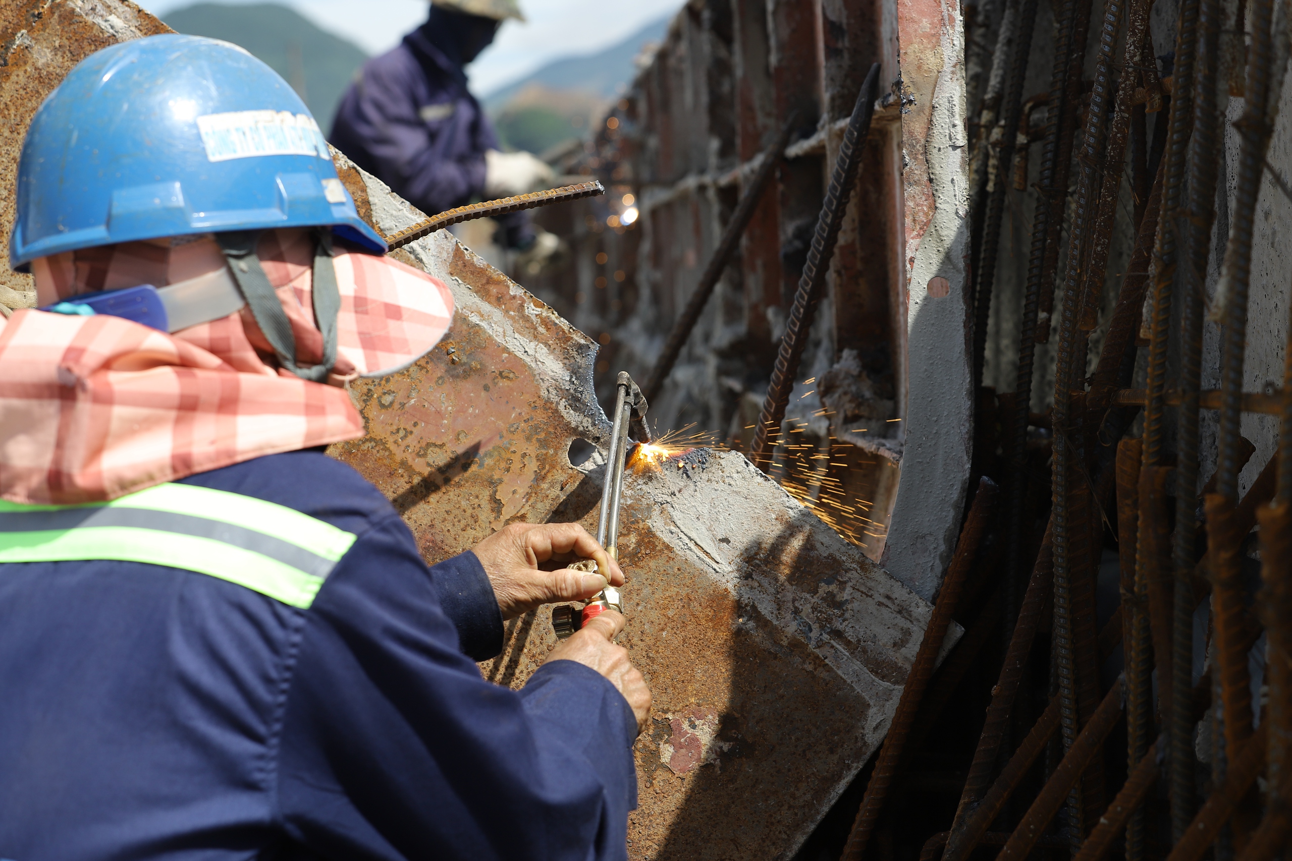 C&ocirc;ng nh&acirc;n &ldquo;đội nắng&rdquo; thi c&ocirc;ng, quyết đẩy tiến độ cao tốc Vũng &Aacute;ng - B&ugrave;ng- Ảnh 4.