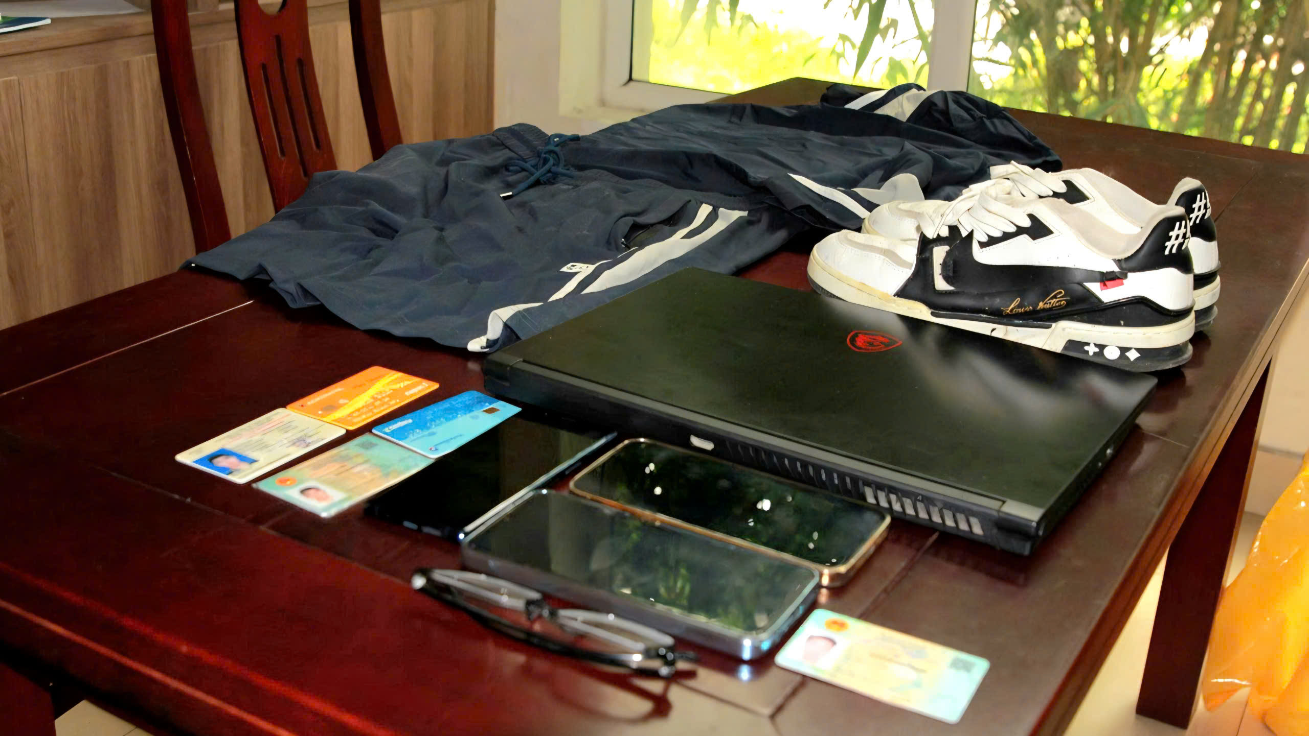 Nghệ An: Bắt giữ đối tượng giả danh c&ocirc;ng an lừa đảo chiếm đoạt t&agrave;i sản- Ảnh 3.